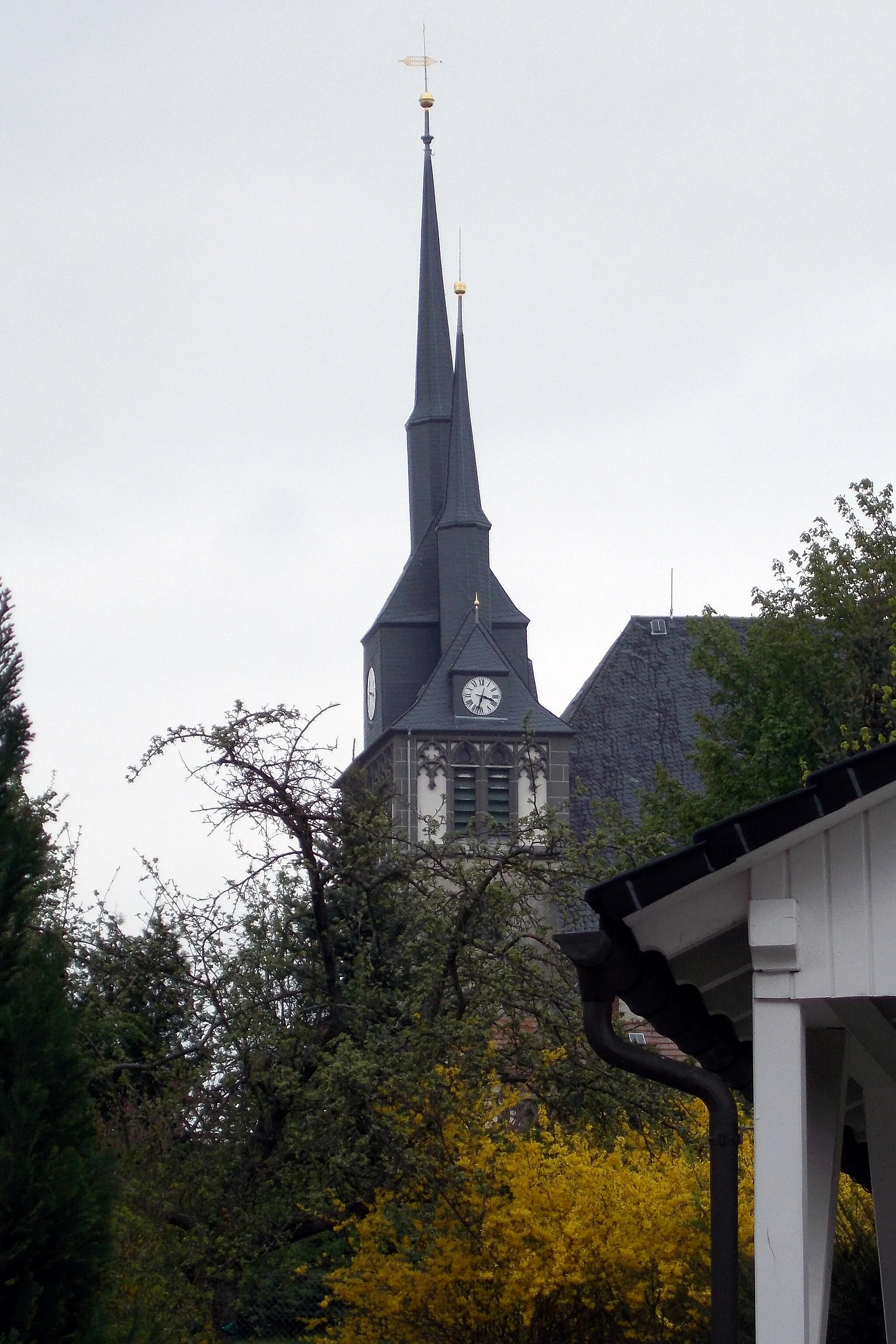 Photo showing: Bei einem Besuch fiel mir dieser schiefe Kirchturm an der Kirche in Lommatzsch auf. Leider konnte ich nichts näheres erfahren.