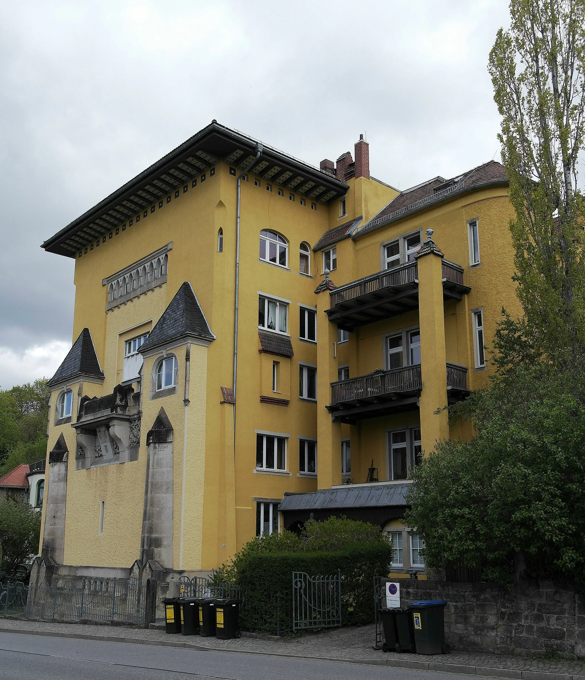 Photo showing: Dresdener Künstlerdomizils am Löschwitzer Elbhang, erbaut 1897-98 nach Entwürfen des Dresdener Architekten Martin Pietzsch.