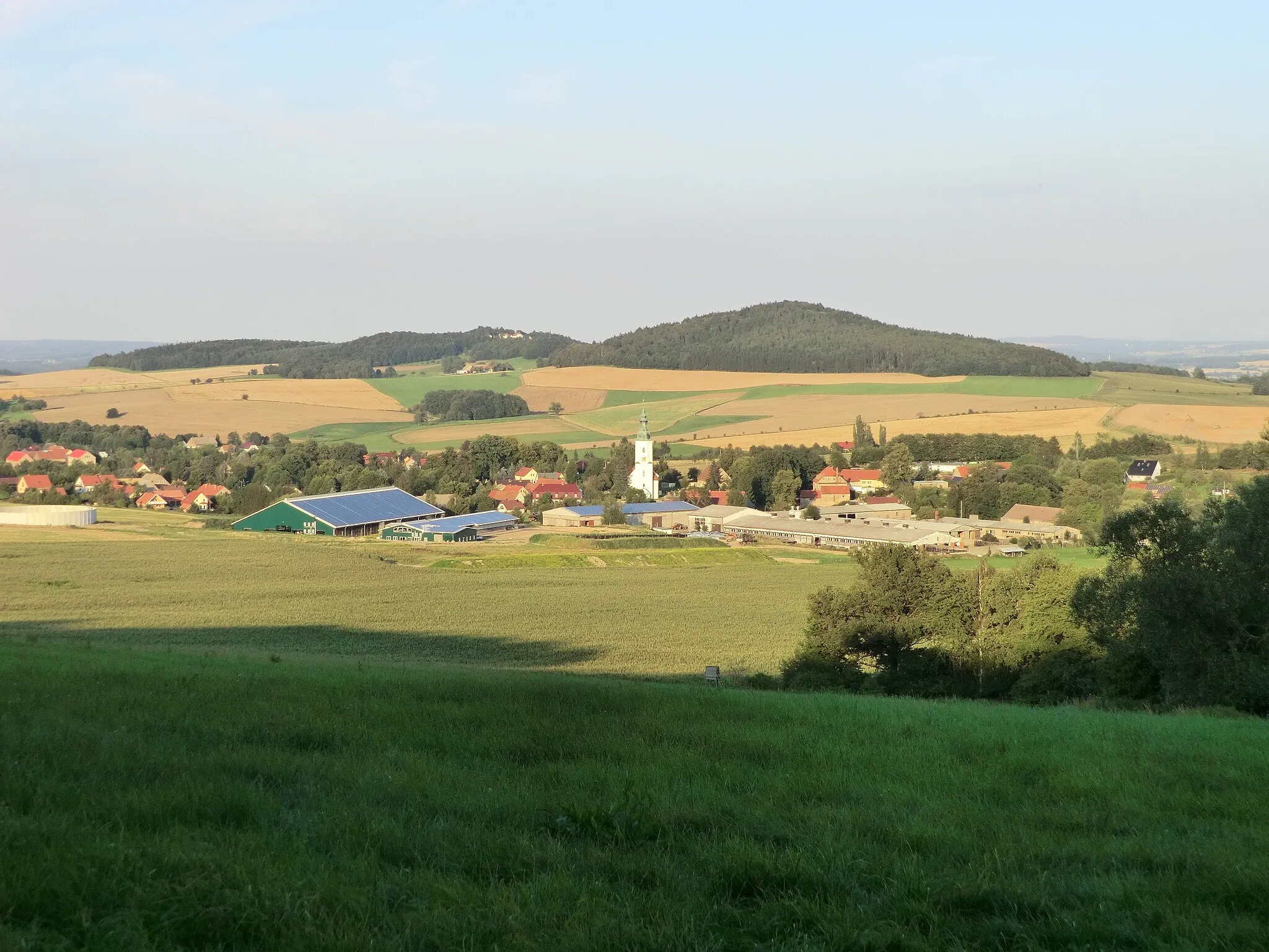 Photo showing: Blick vom Friedersdorfer Berg über Friedersdorf in Richtung Schwarzer Berg