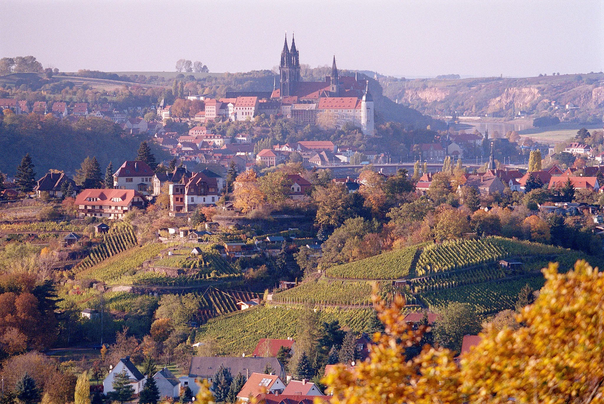 Photo showing: Meißen at the river Elbe, a city in germany near Dresden in Saxony
picture taken from a viewpoint called "Juchhöh" in the nearby mountains "Spaargebirge"
cathedral of Meißen and vineyards at the hills