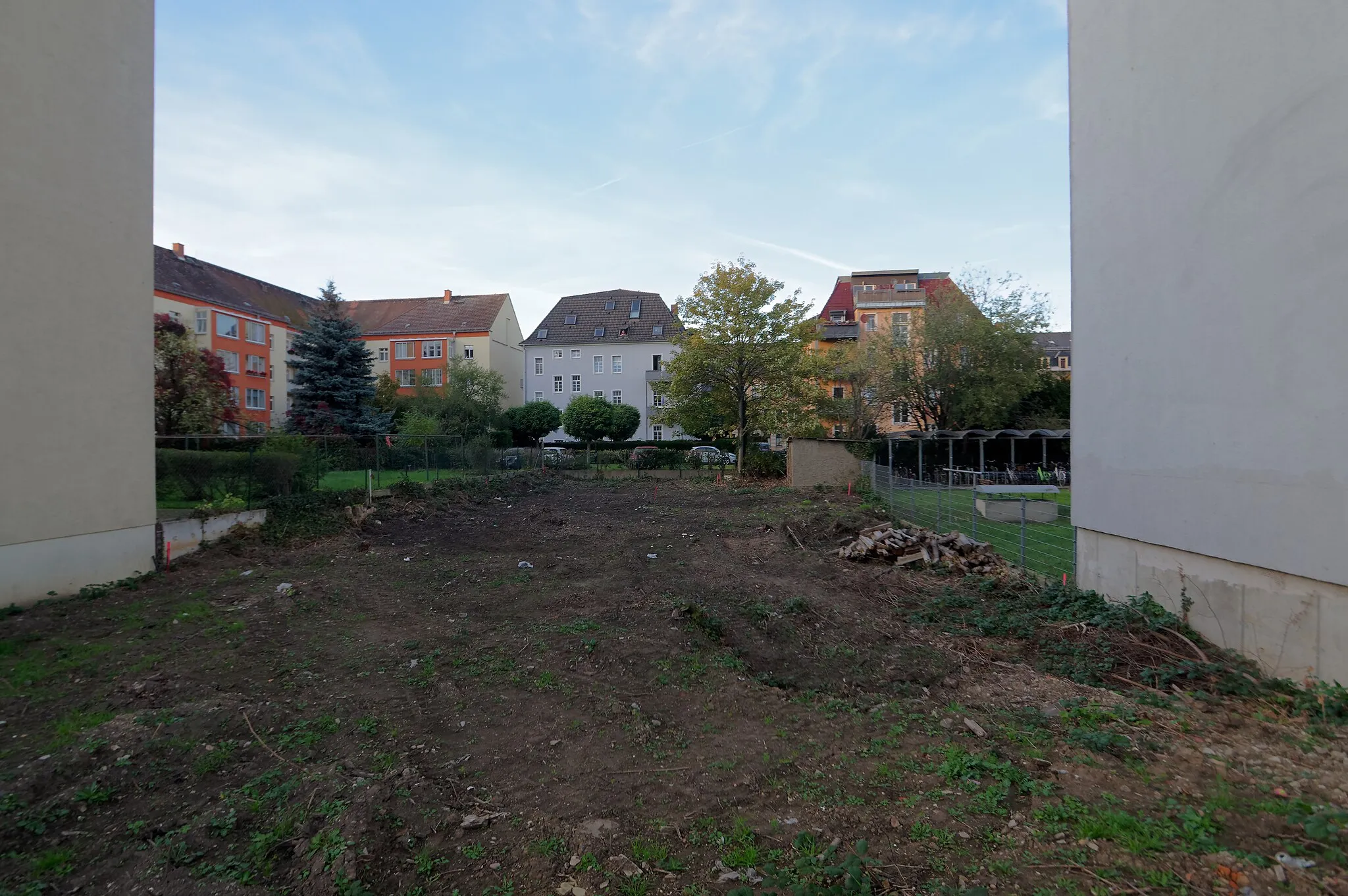 Photo showing: Wohnungsbaustelle Rietzstraße 50, beräumtes Grundstück vor Baubeginn.