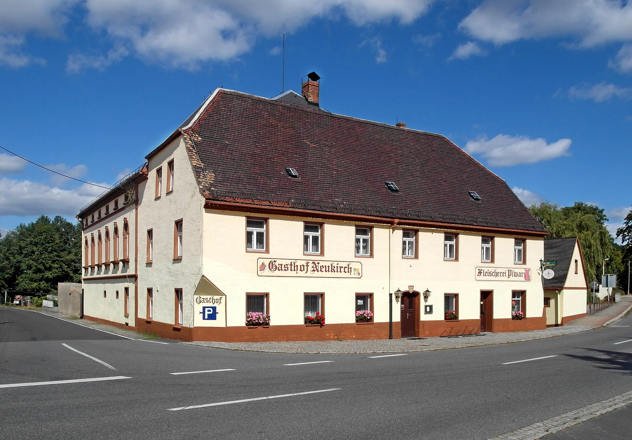 Photo showing: 10.09.2020  01936   Neukirch (bei Königsbrück), Kamenzer Straße 2 / Ecke Schwepnitzer Straße: Gasthof Neukirch (GMP: 51.283112,13.979160), erbaut um 1850, Saal um 1900 angefügt. Sicht von Westen.                                                                                                                                                                                                   [SAM3351.JPG]20200910275DR.JPG(c)Blobelt