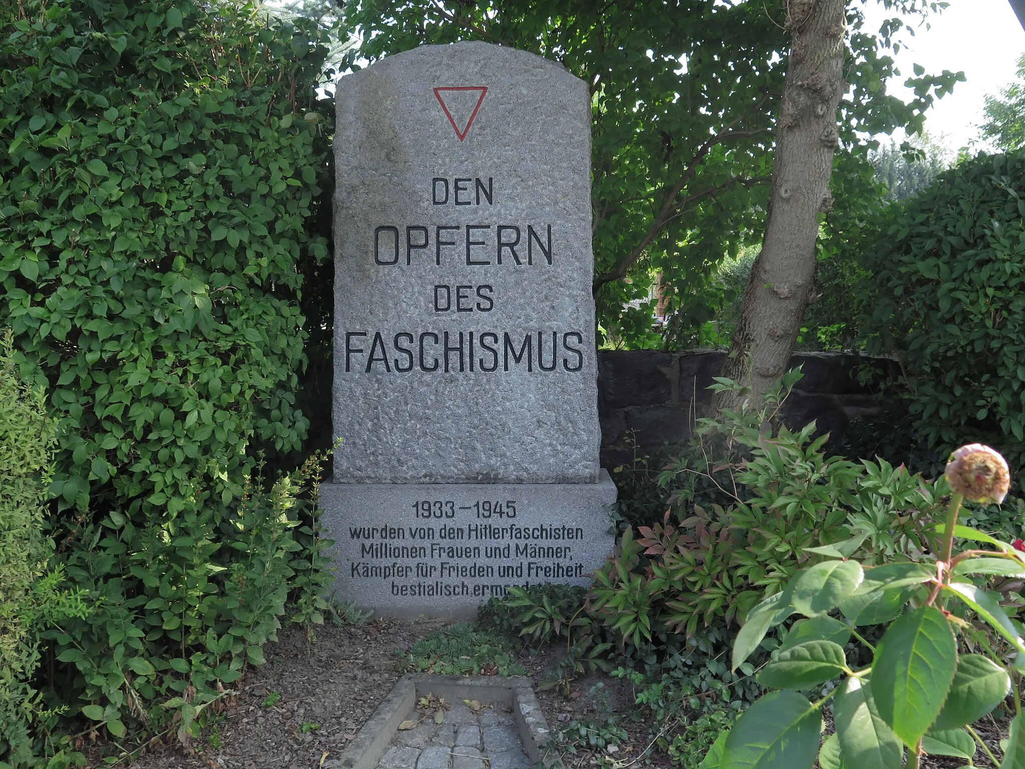 Photo showing: Denkmal für die Opfer des Fachismus in Niedercunnersdorf an der Niederen Hauptstraße
Gegenüber der Niederen Hauptstraße 42