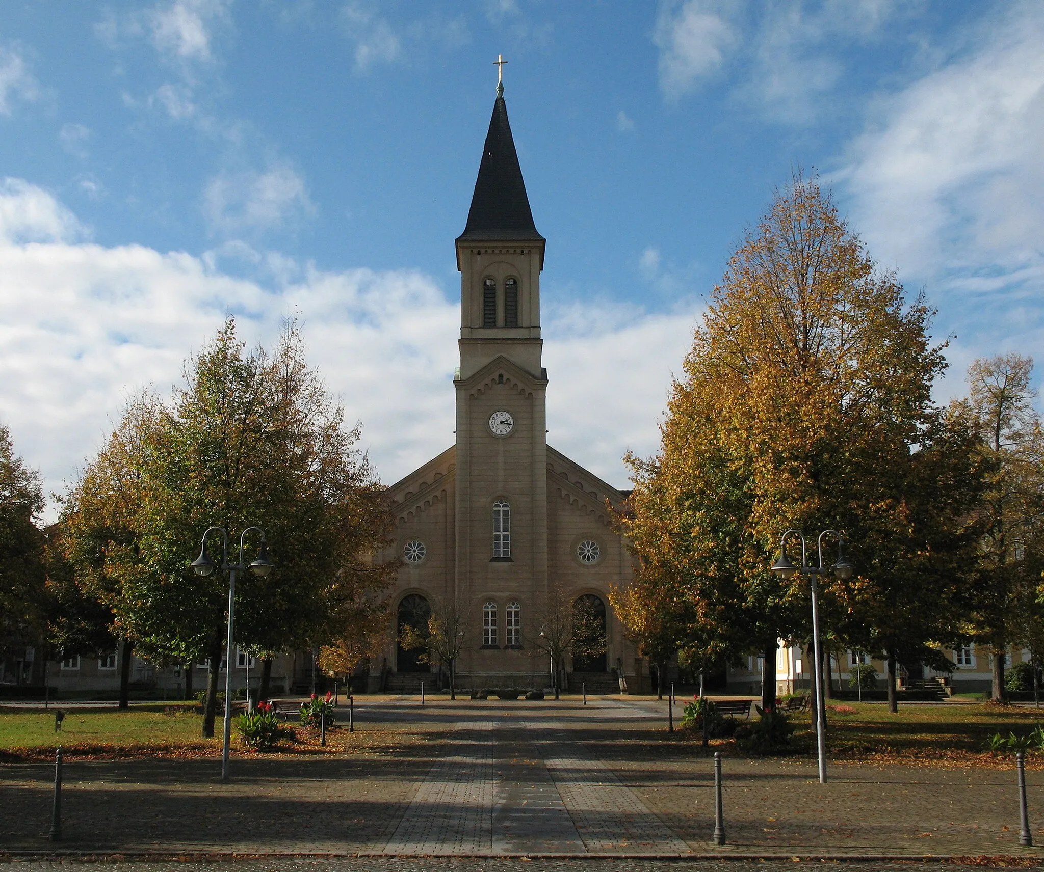 Photo showing: Zinzendorf square and Moravian Church in Niesky in Saxony, Germany