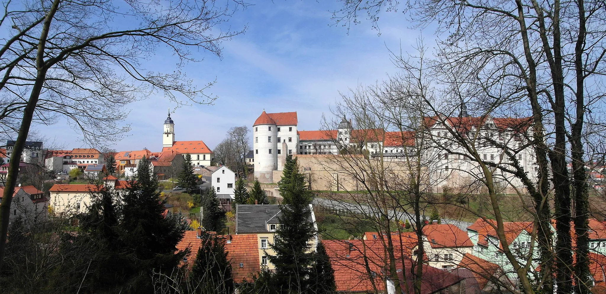 Photo showing: 14.04.2015    01683  Nossen: Blick vom Rodigt Berg aus Südosten zu Kirche und Schloß                                                    [SAM9810+9813JPG]20150414700MDR.JPG(c)Blobelt