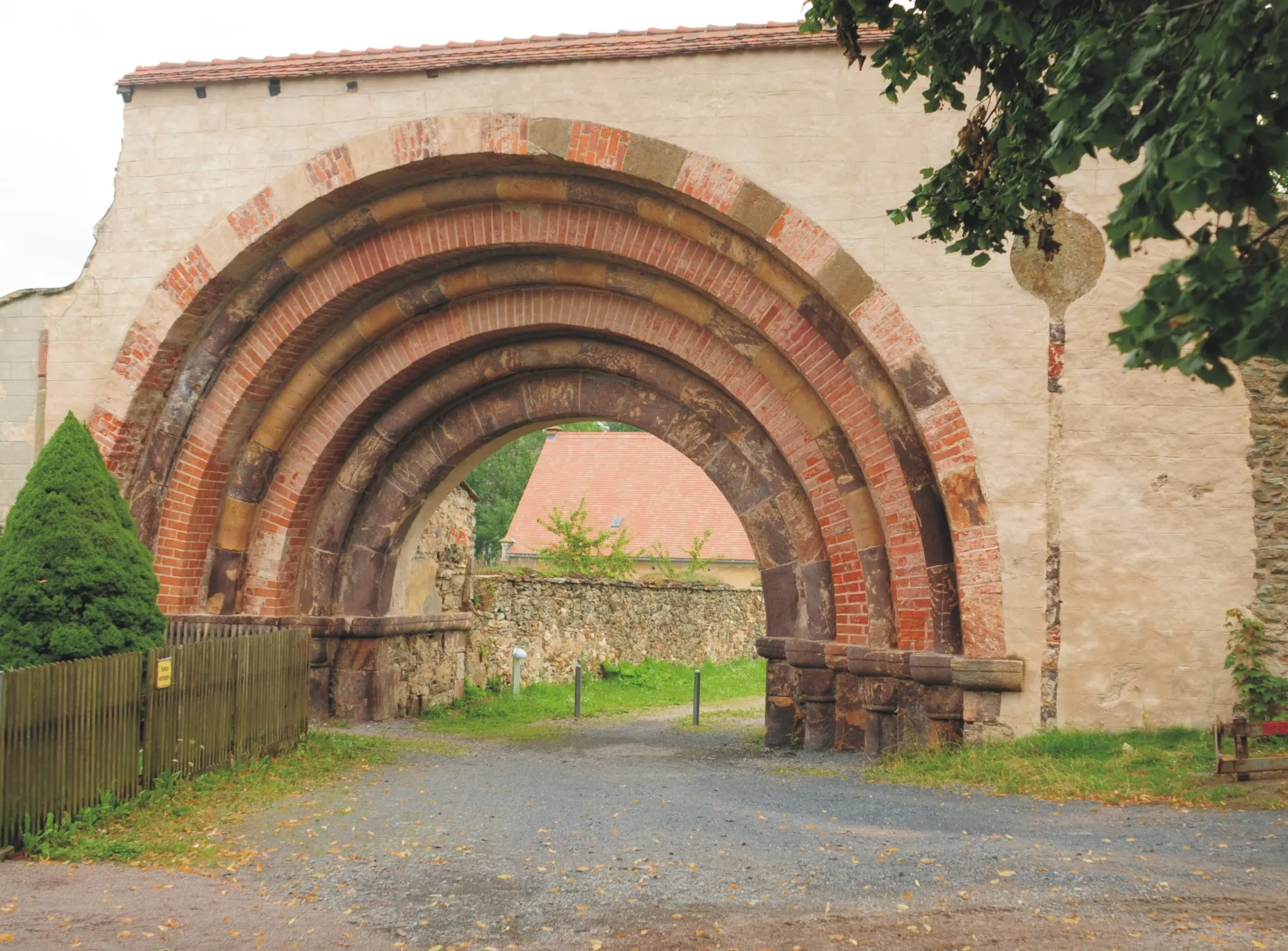 Photo showing: romanisches Stufenportal in der Klostermauer von Altzella (Sachsen, Deutschland)