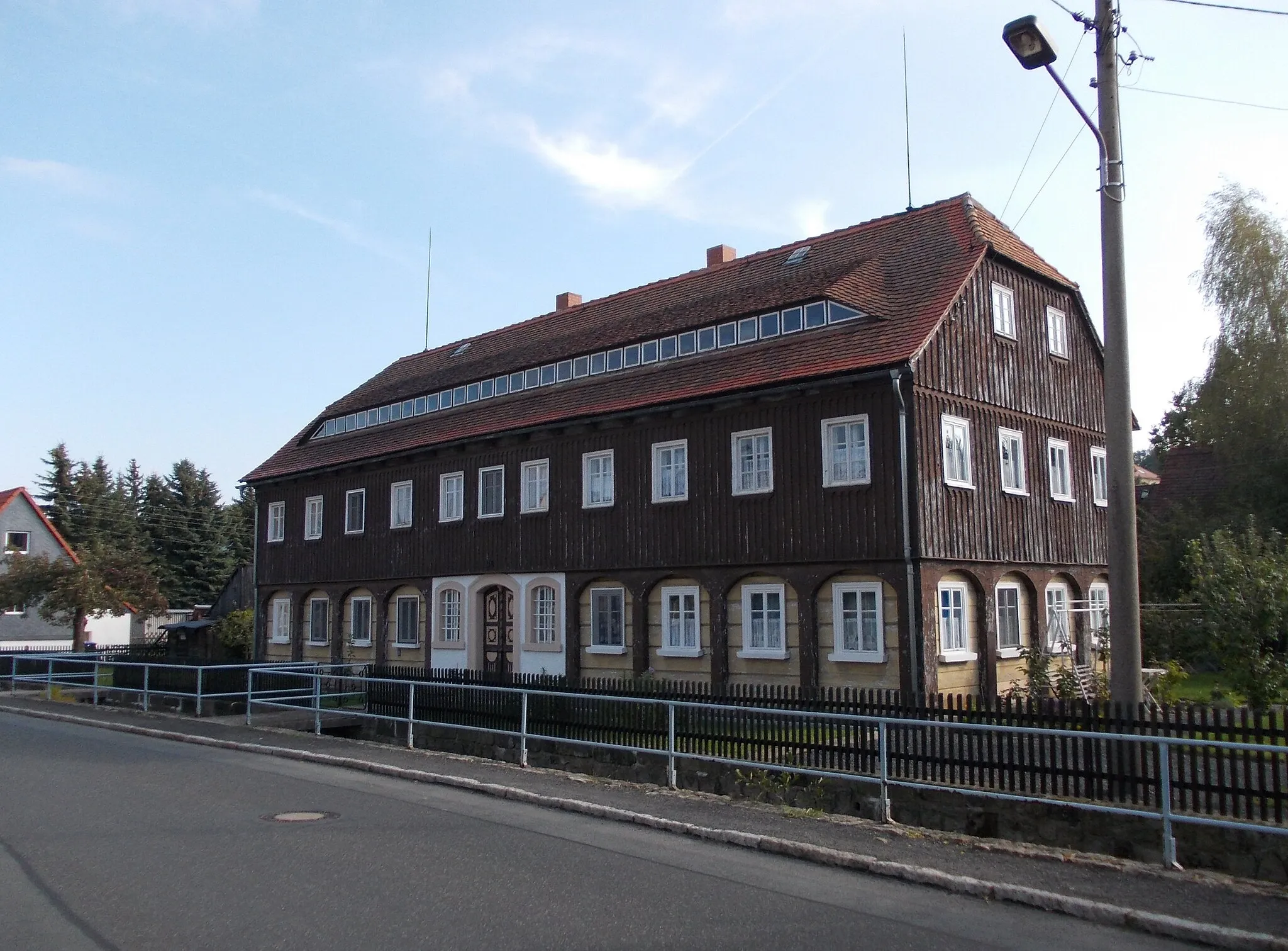 Photo showing: Umgebindehaus at August-Bebel-Strasse (No. 121) in Olbersdorf (Görlitz district, Saxony)