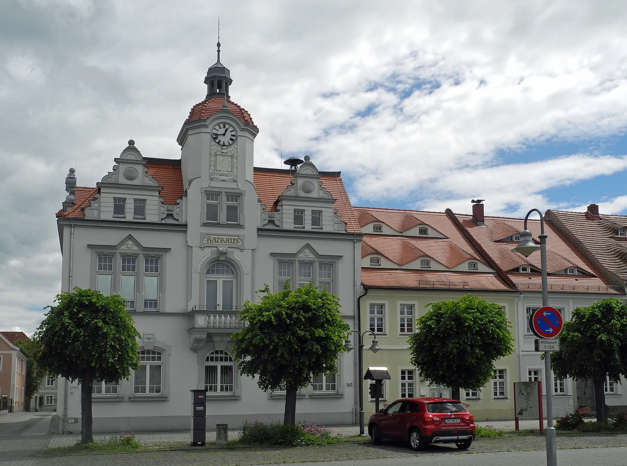 Photo showing: Blick auf den Markt von Ostritz mit dem Rathaus
