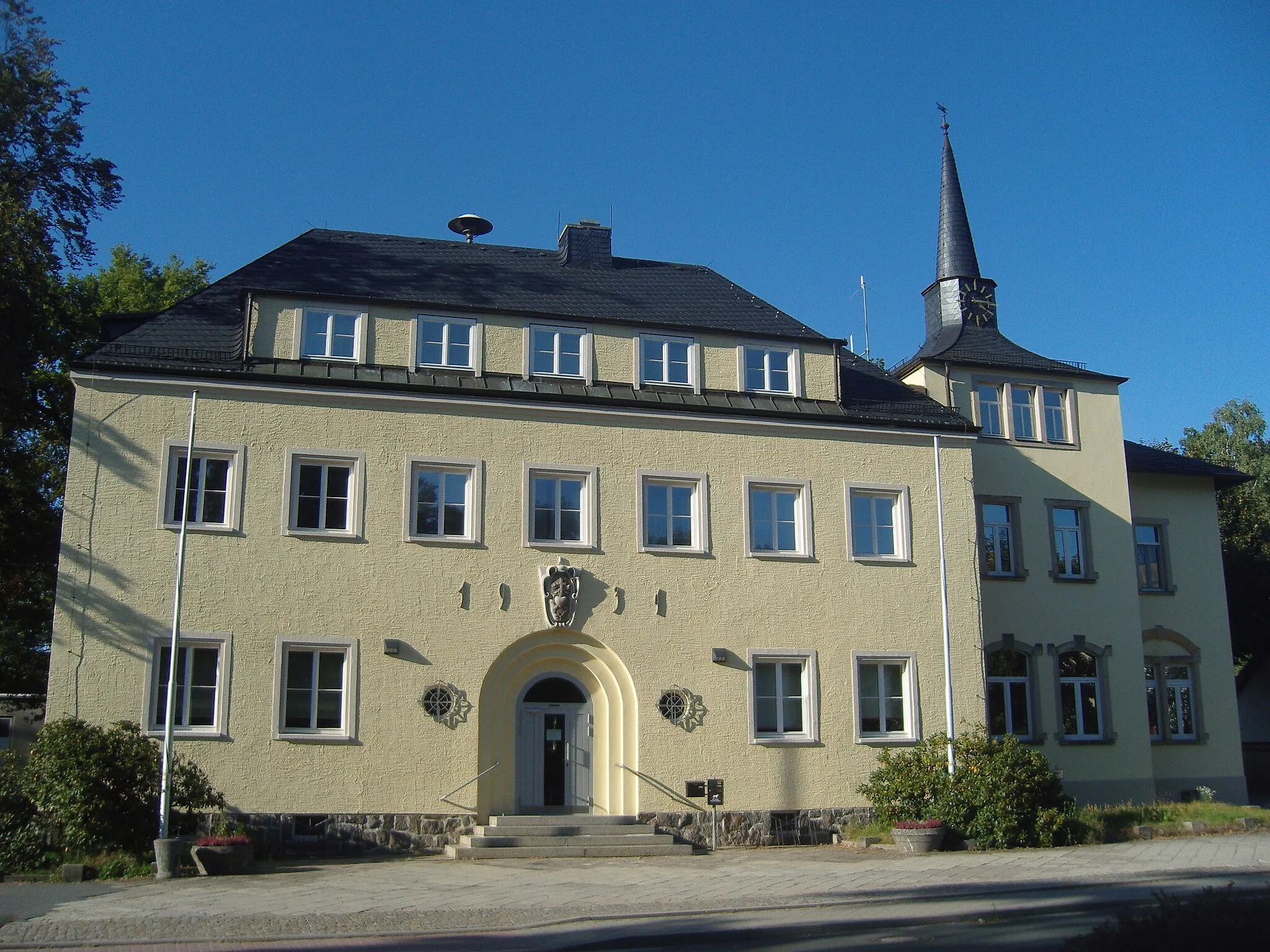 Photo showing: Erweiterungsbau des Rathauses, Radeburger Straße 34 in Ottendorf-Okrilla, Sachsen; unter Denkmalschutz