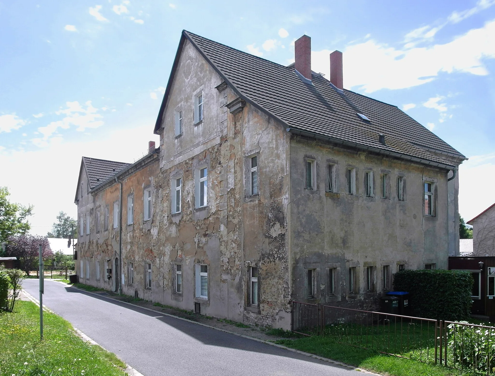 Photo showing: 10.07.2017    01774   Pretzschendorf: Ehemaliges Rittergutsgebäude Schulgasse 1 (GMP: 50.874262,13.525507) Sicht von Nordwesten.             [SAM0877.JPG]20170710130DR.JPG(c)Blobelt