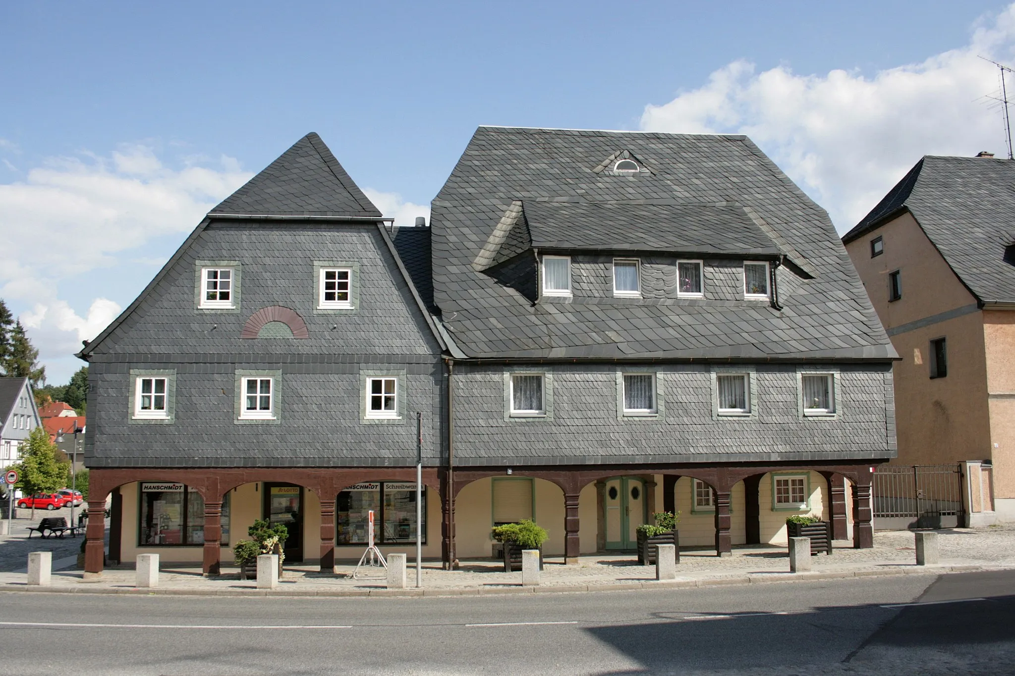 Photo showing: Anfang der Hauptstraße in Schirgiswalde, Laubenhäuser Markt 1 und Niedermarkt 2a