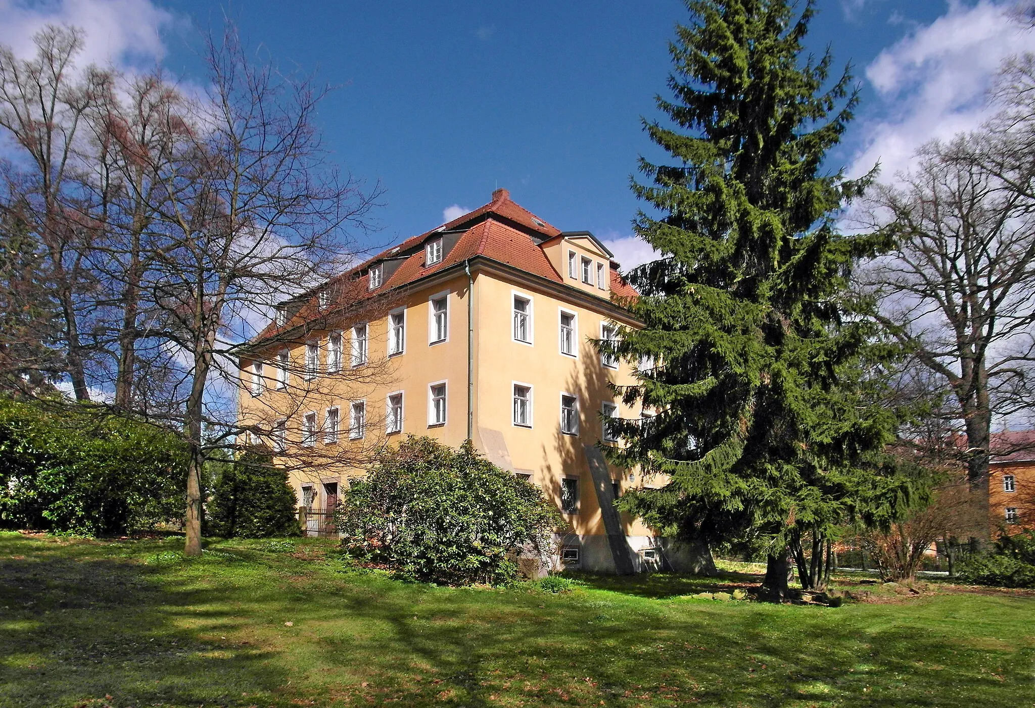 Photo showing: 06.04.2017   02681  Schirgiswalde: Am Hof 1. Rittergut Schirgiswalde. Das Herrenhaus, auch als Schloß bezeichnet (GMP: 51.078794,14.429180). Der Oberhof gelangte 1628 an das katholische Domstift St. Petri in Bautzen. 1833 erfolgte unter Domdekan und Bischof Ignaz Bernhard Mauermann ein Umbau seines Sommersitzes. Nach 1922 wurde das Haus als kirchliche Musikschule genutzt. Ab 1970 diente das Schloß als St. Pius-Haus der katholischen Fürsorge für Kinder und Frauen. Zuletzt war im Haus ein Kindergarten, bis dieser in die sanierte Scheune gegenüber verlegt wurde. Das Schloß soll verkauft werden. Sicht von Südwesten.                                                                                                                                      [SAM9262.JPG]20170406360DR.JPG(c)Blobelt