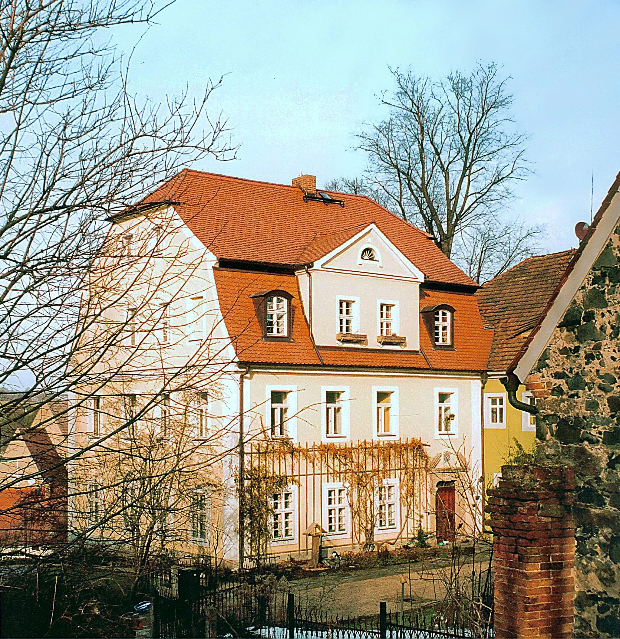 Photo showing: 23.01.2002  02899  Schönau-Berzdorf auf dem Eigen: Pfarrgut, Hauptstraße 52 (GMP: 51.061522,14.883135). Barockes Pfarrhaus (bezeichnet 1736 C S A M) mit Pächterhaus, Seitengebäude und Scheune. Baudenkmal.                             [F20020118A]20020123500AR(c)Blobelt