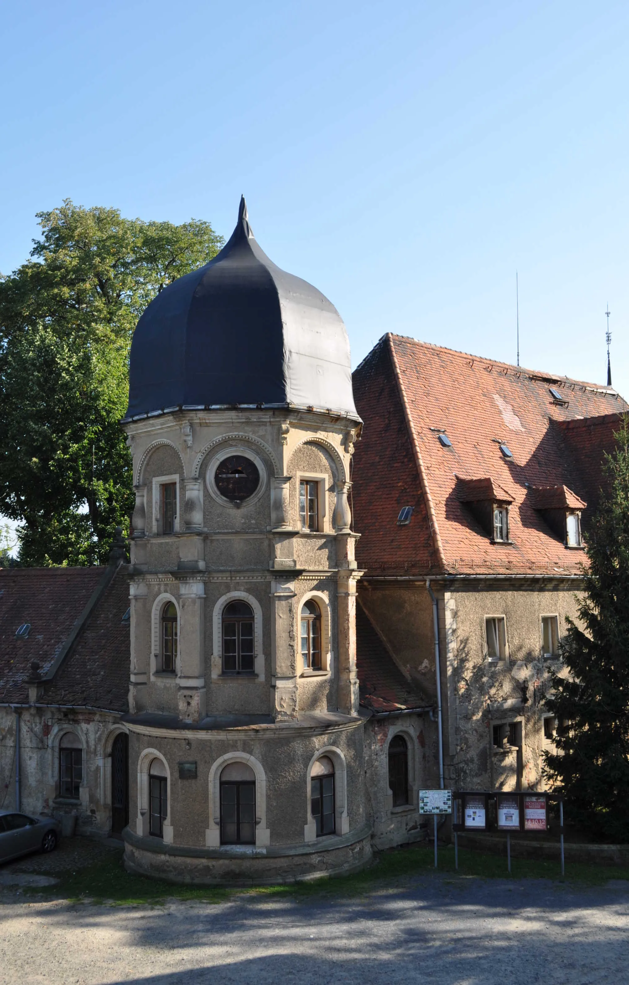Photo showing: Schloss Schönfeld in der Gemeinde Schönfeld (Sachsen). Erstmals im 13. Jahrhundert urkundlich erwähnt und im Laufe der Jahrhunderte weiter ausgebaut. Es ist heute eines der bedeutendsten Neorenaissanceschlösser Sachsens. Kleines Schloss mit Wasserturm.