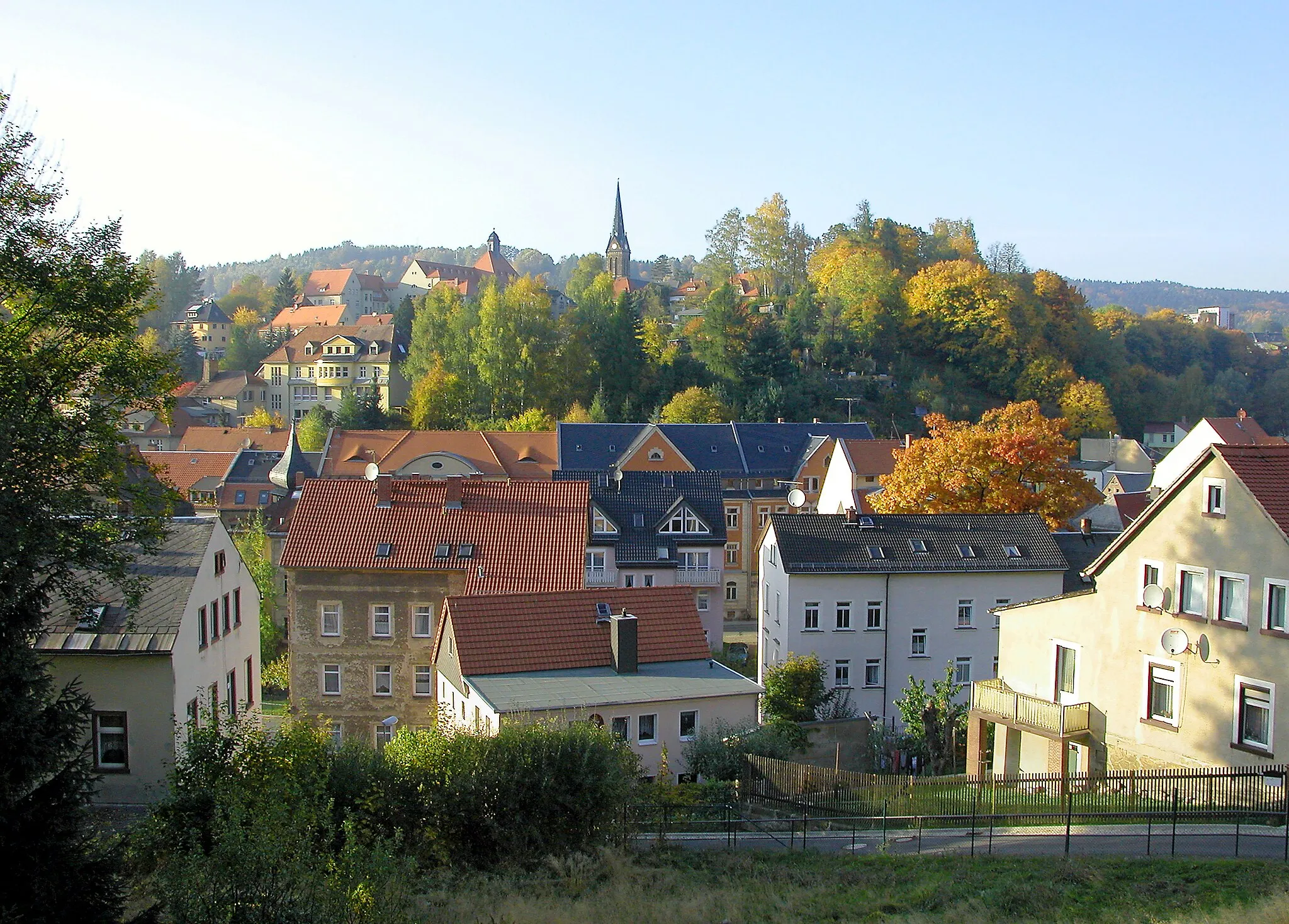 Photo showing: 11.10.2008   01855  Sebnitz: Blick von der Bergstraße in nördlicher Richtung auf Sebnitz. In Bildmitte die Kreuzerhöhungskirche (GMP: 50.975180,14.276260).                                                                                               [DSCN34621.JPG]20081011675.JPG(c)Blobelt