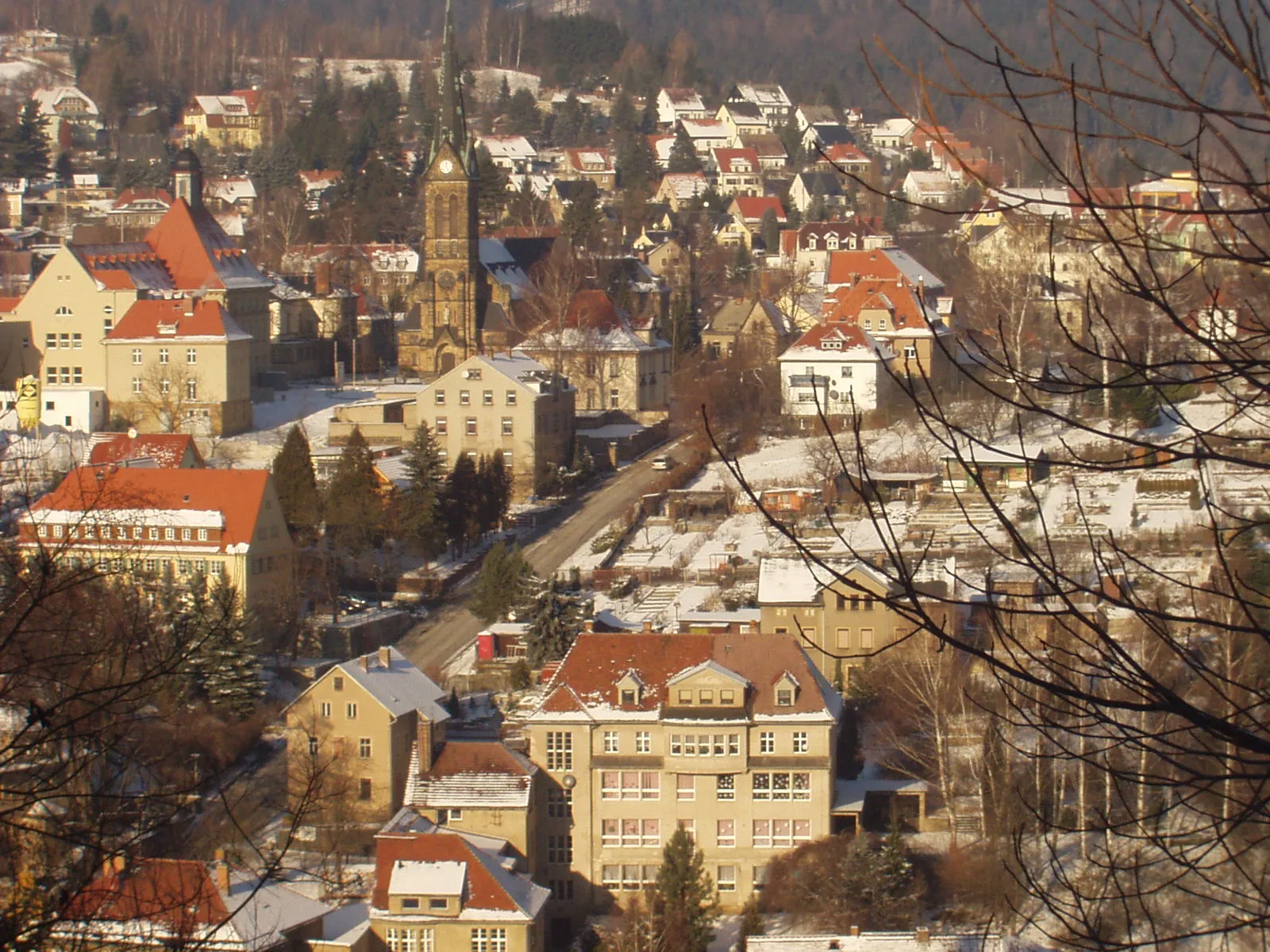 Photo showing: katholische Kirche in Sebnitz sowie Finkenberg (im Vordergrund)