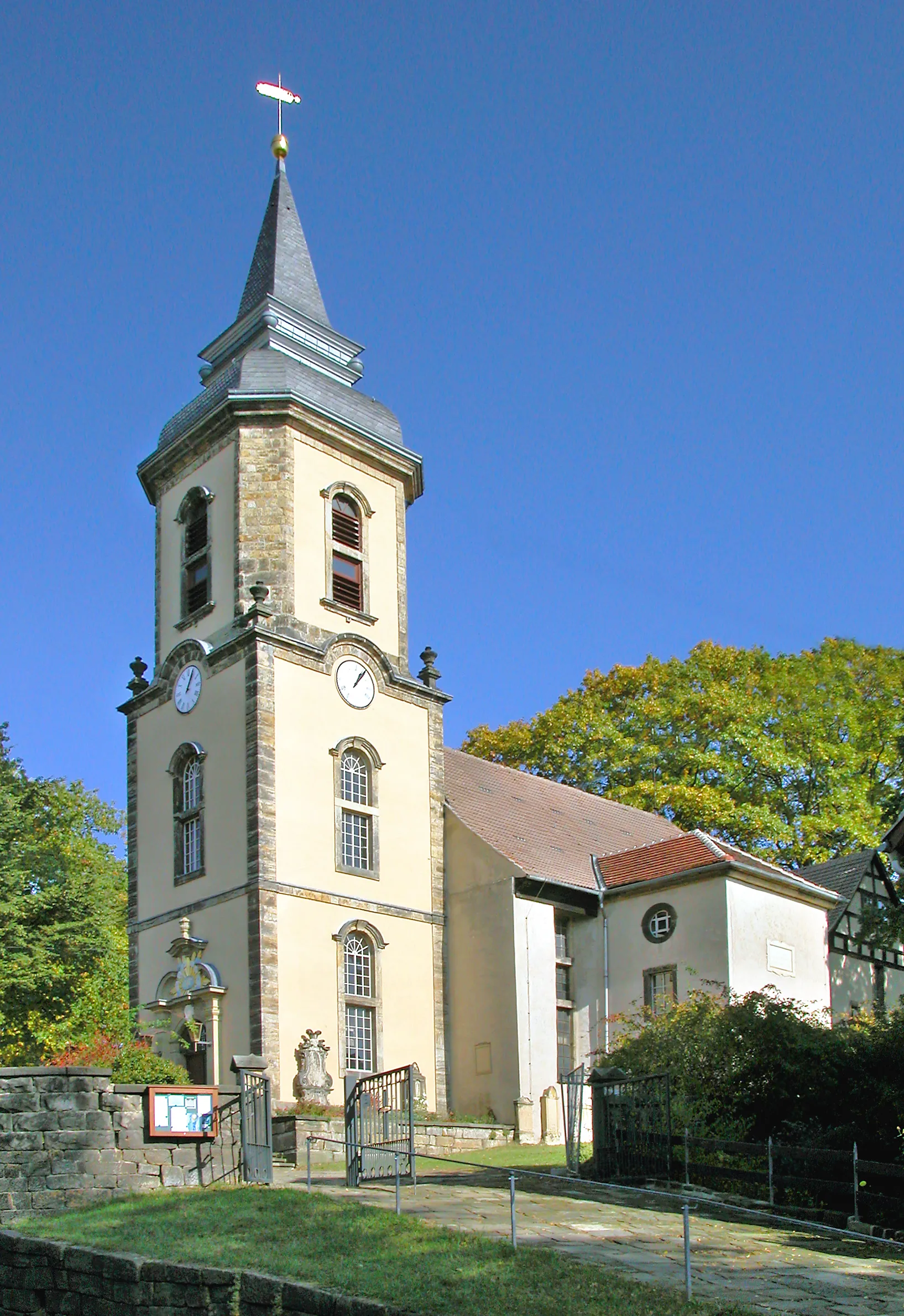 Photo showing: 11.10.2008  01829  Dorf Wehlen (Stadt Wehlen), Schulstraße: Dorfkirche St. Michaelis (GMP: 50.962783,14.00419). Sicht von Südwesten.       
[DSCN34581.TIF]20081011325DR.JPG(c)Blobelt