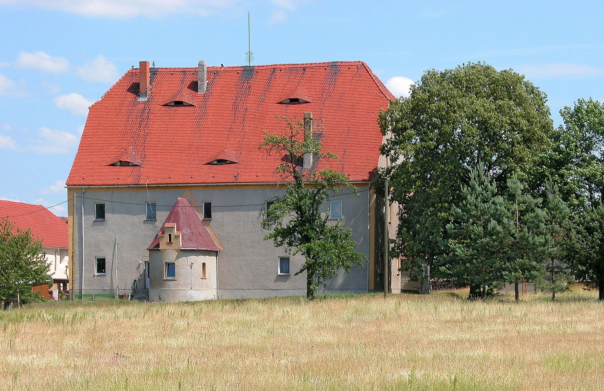 Photo showing: 26.06.2006   01561   Tauscha (ab 2016 zu Thiendorf), Unter den Linden 1 (GMP: 51.264859,13.807476): Rittergut, Herrenhaus aus der 2. Hälfte des 17. Jahrhunderts. Sicht von Westen. [DSCN10518.TIF]20060626105DR.JPG(c)Blobelt