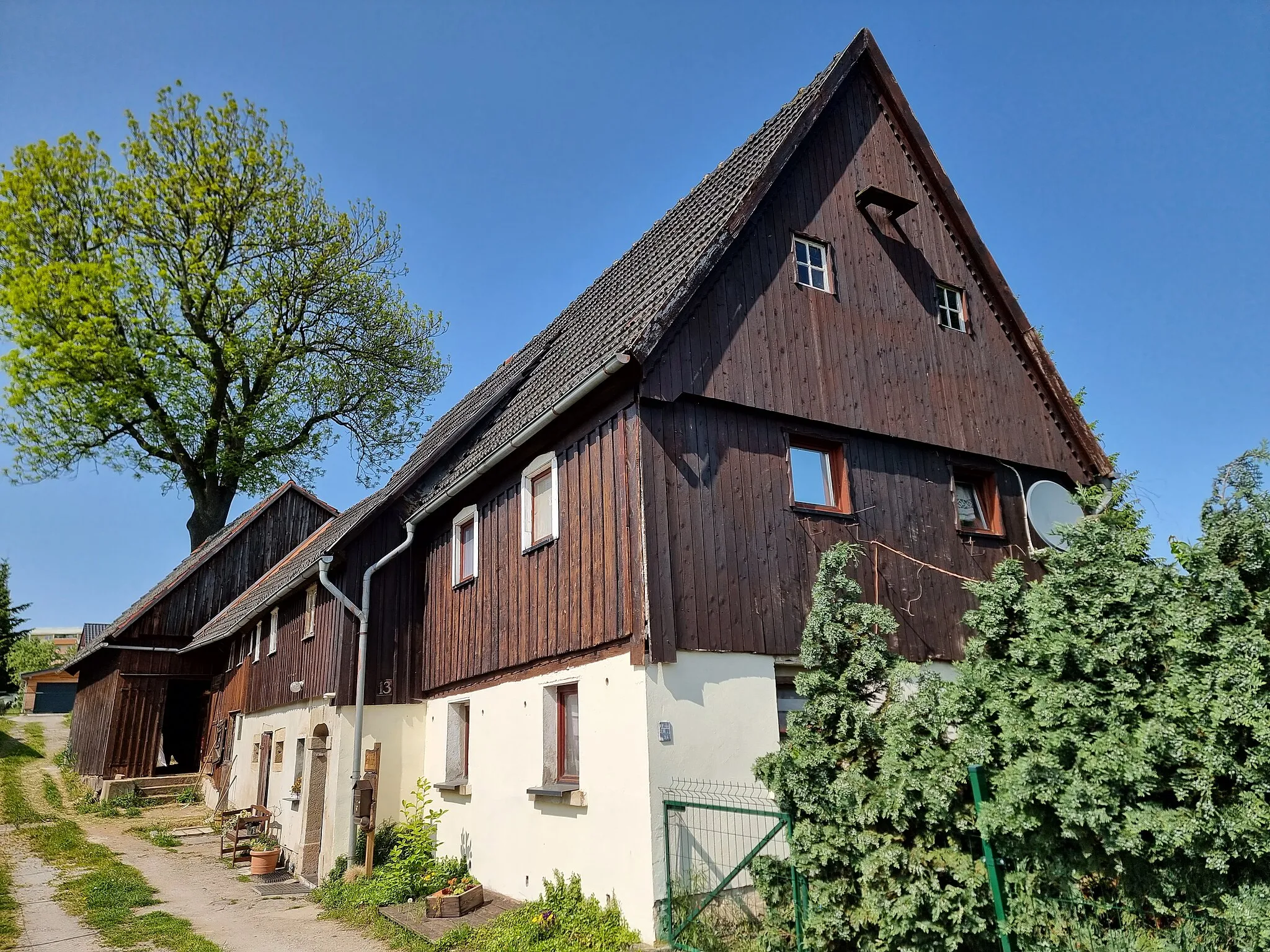 Photo showing: Wohnstallhaus (ehemals Umgebinde) mit Oberlaube und angebauter Scheune Am Mühlendamm 13