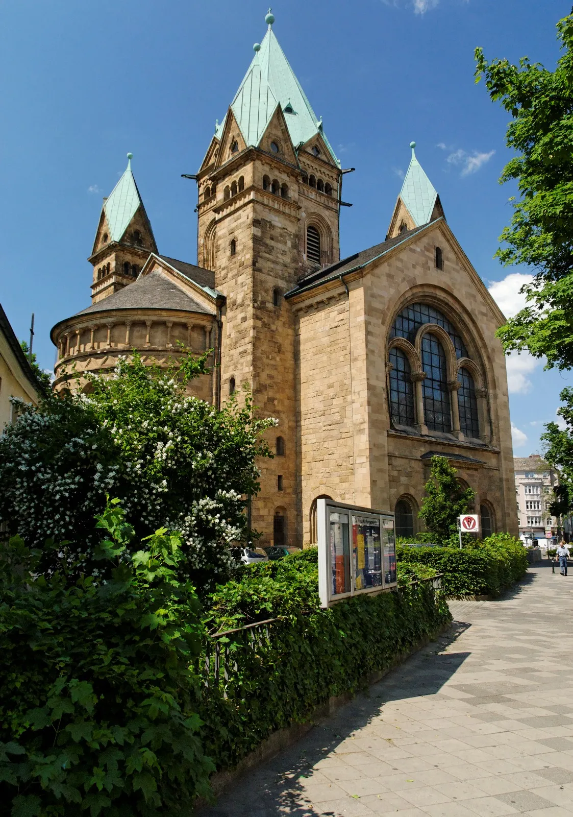 Photo showing: Kreuzkirche, Pfalzstraße 26, Collenbachstraße 10 in Düsseldorf-Pempelfort, Germany