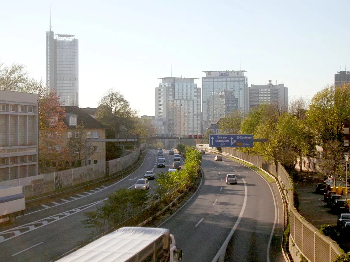 Photo showing: Autobahn 40 facing westwards, taken from footbridge near the Essen-Huttrop exchange.