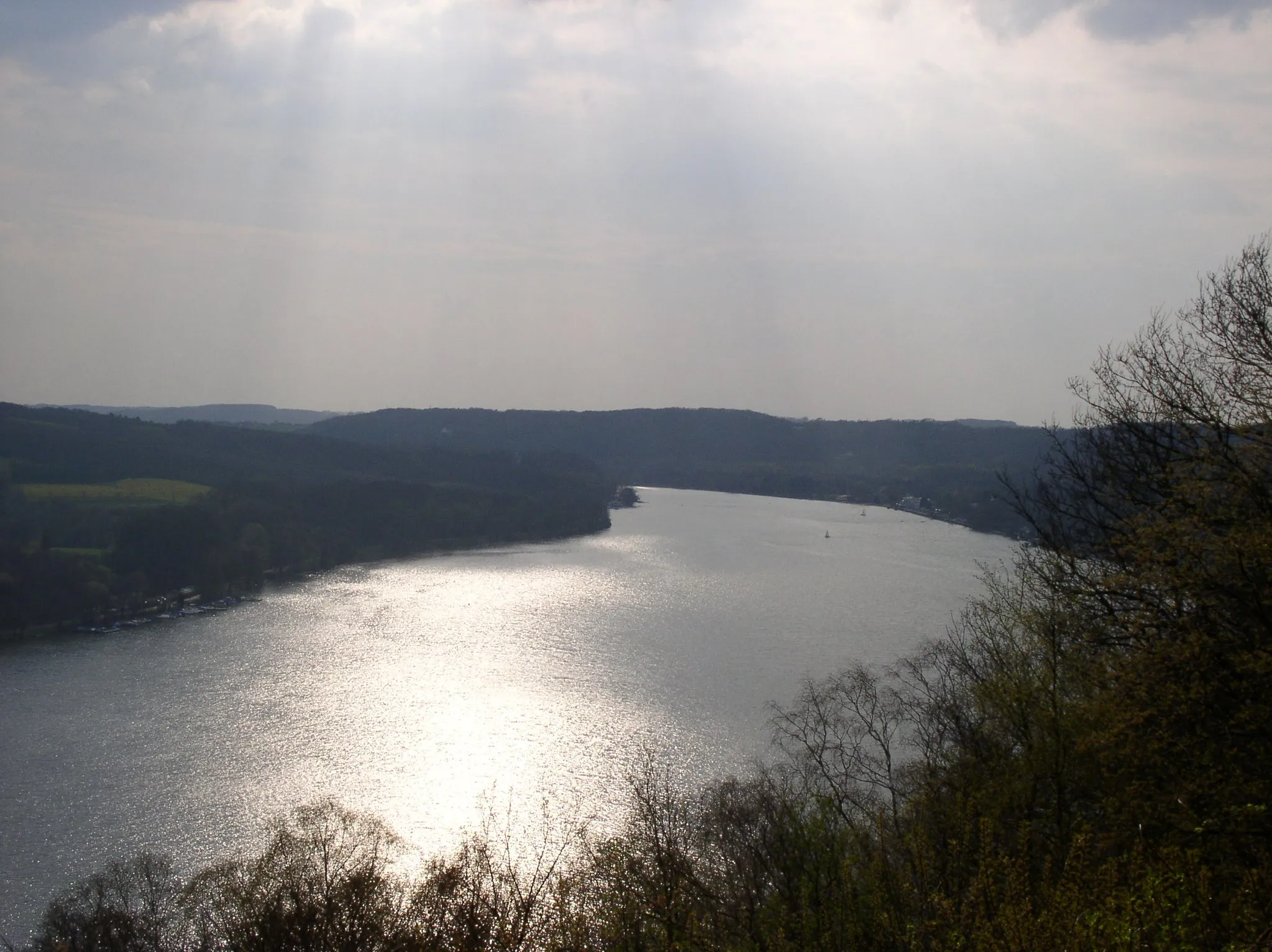 Photo showing: Description: Baldeneysee von der Korte-Klippe aus gesehen

Source: photo taken by me, April 2005
Photographer: Baikonur