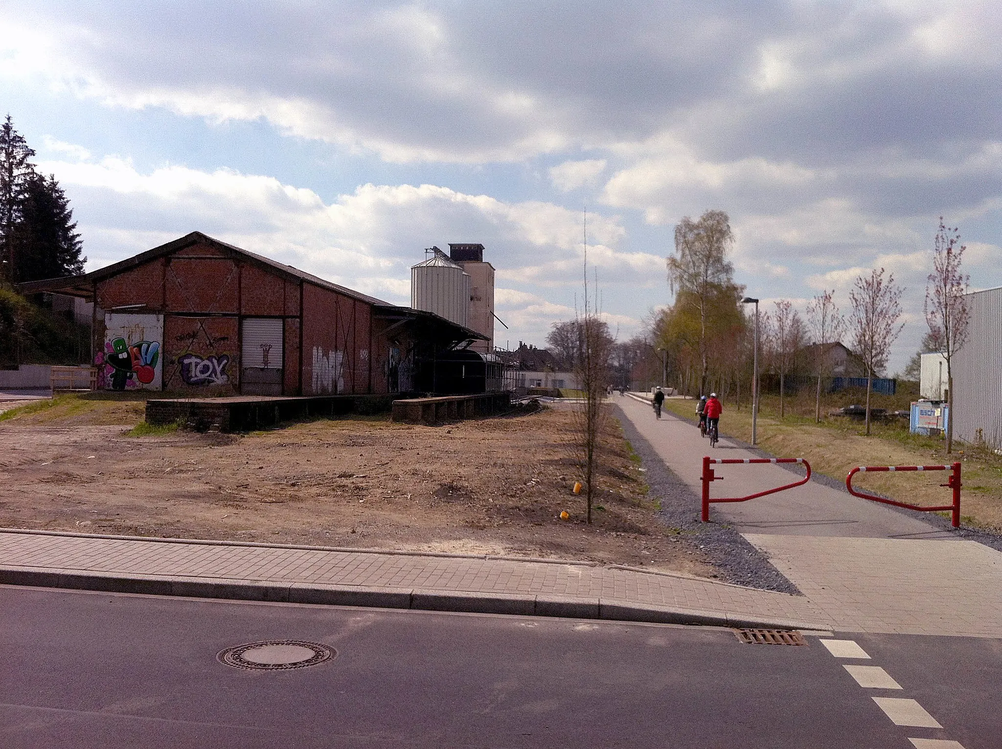 Photo showing: Ehemaliges Lagergebäude des Bahnhofs Heiligenhaus mit Panoramaradweg (Trasse Niederbergbahn), vom Osten aus gesehen