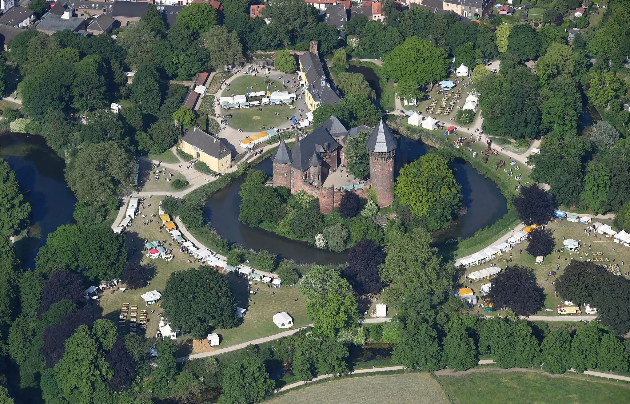 Photo showing: Aerial image of Burg Linn (view from the southwest)