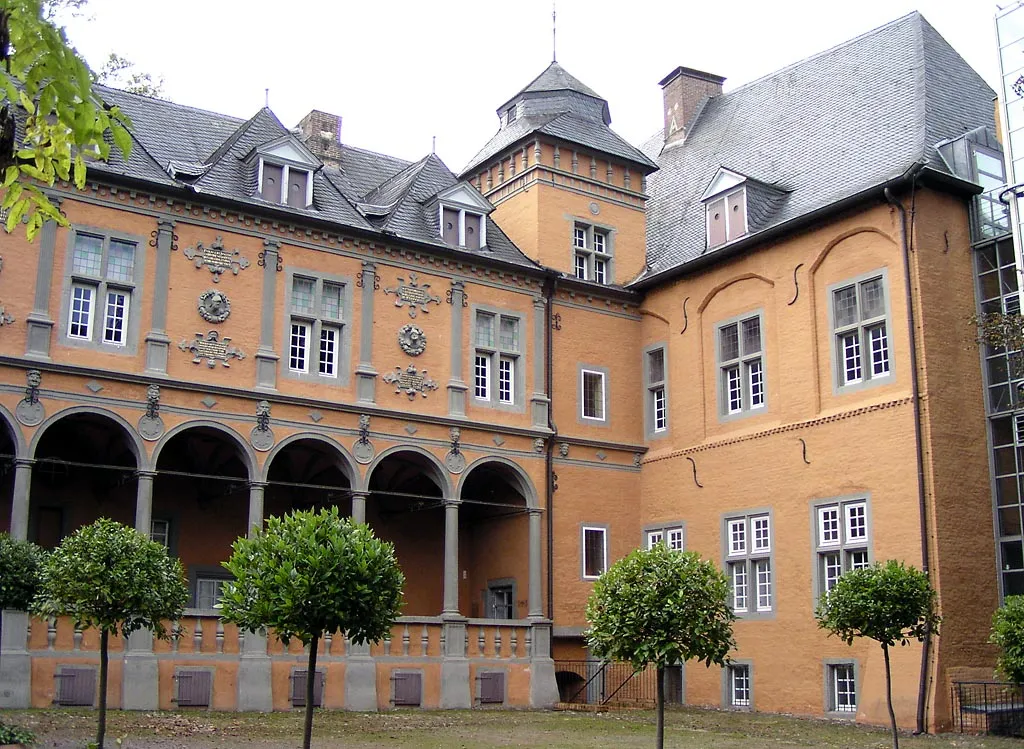 Photo showing: Schloss Rheydt, Herrenhaus
(Original text : Die Nordseite des Herrenhauses von de:Schloss Rheydt am 3. Oktober 2004.