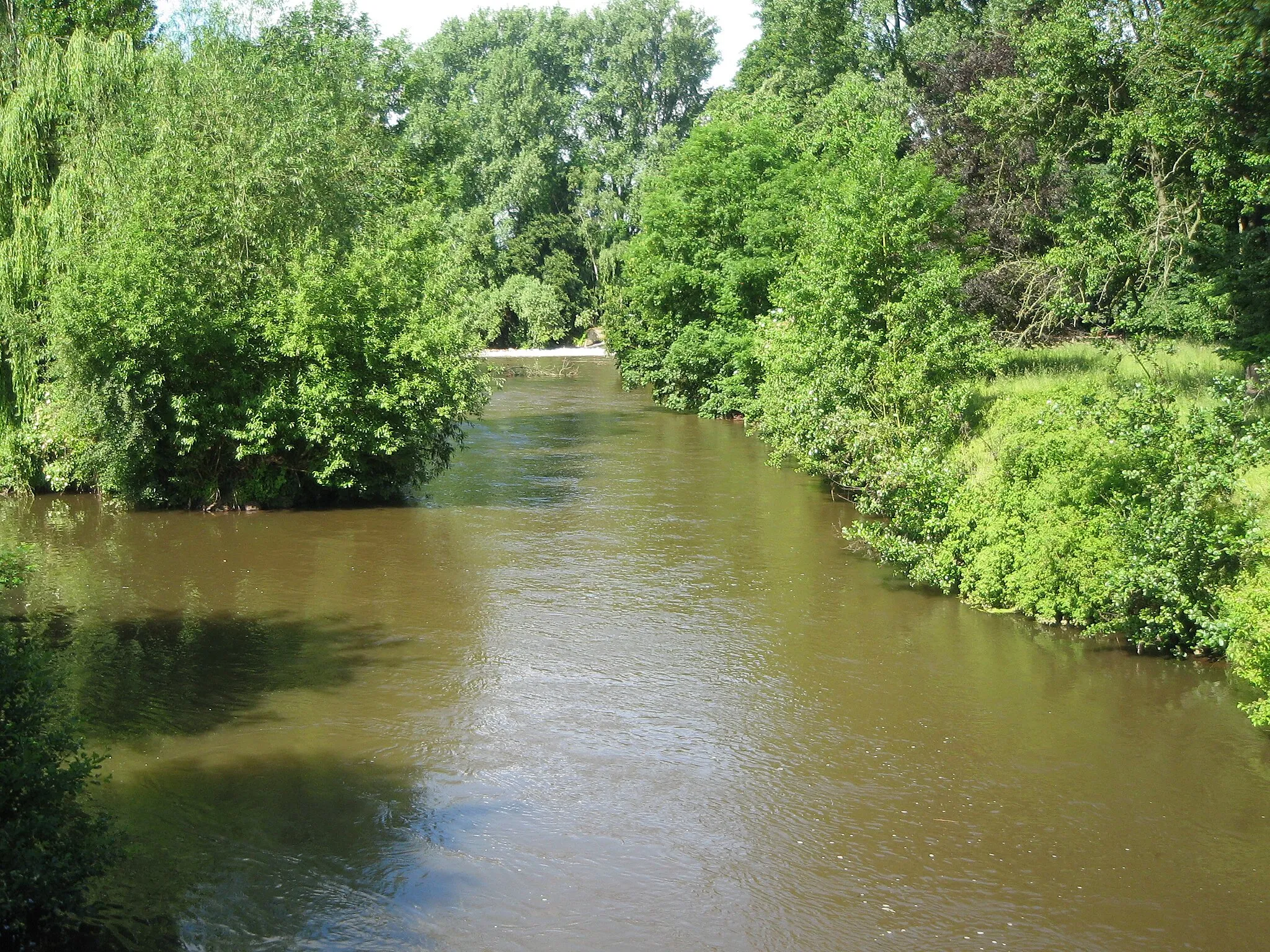 Photo showing: Die Erft unterhalb der Neubrücker Mühle von der Erftbrücke gesehen