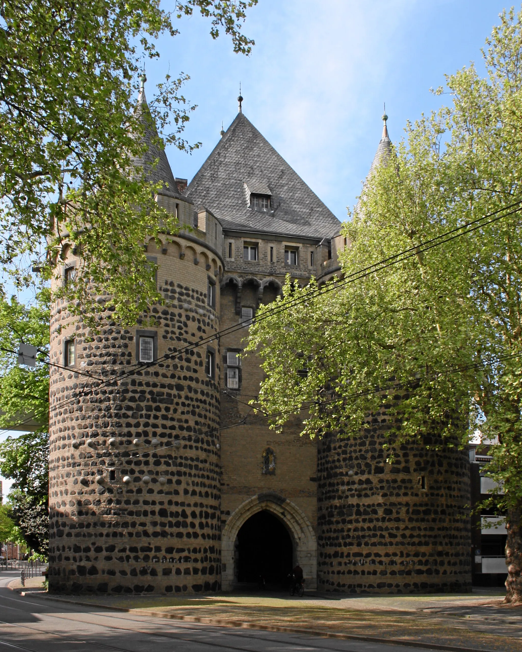 Photo showing: Neuss, Germany. Obertor, last preserved medieval city gate of the town. View towards town.