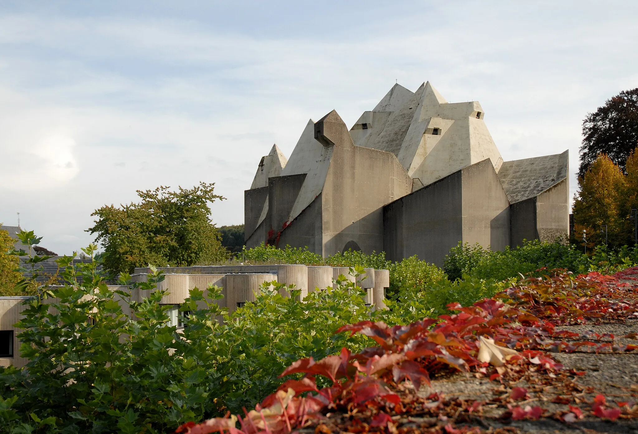 Photo showing: pilgrimage church, maria königin des friedens, neviges, germany 1963-1972.
architect: gottfried böhm, b.1920. we are looking from the street down onto the processional route.