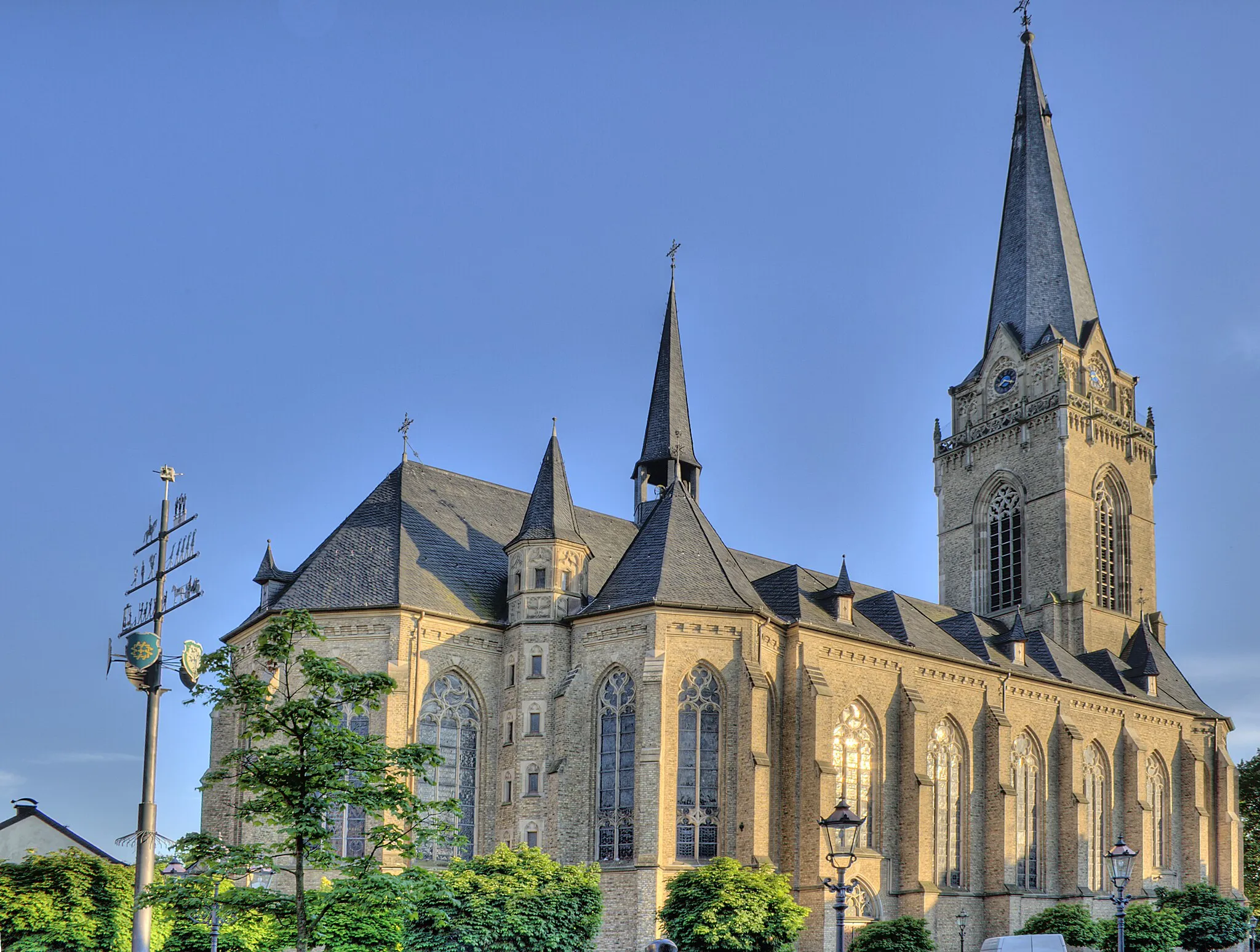 Photo showing: Kath. Kirche "St. Katharina" in Alt-Willich (Fotomontage mit blauem Himmel)