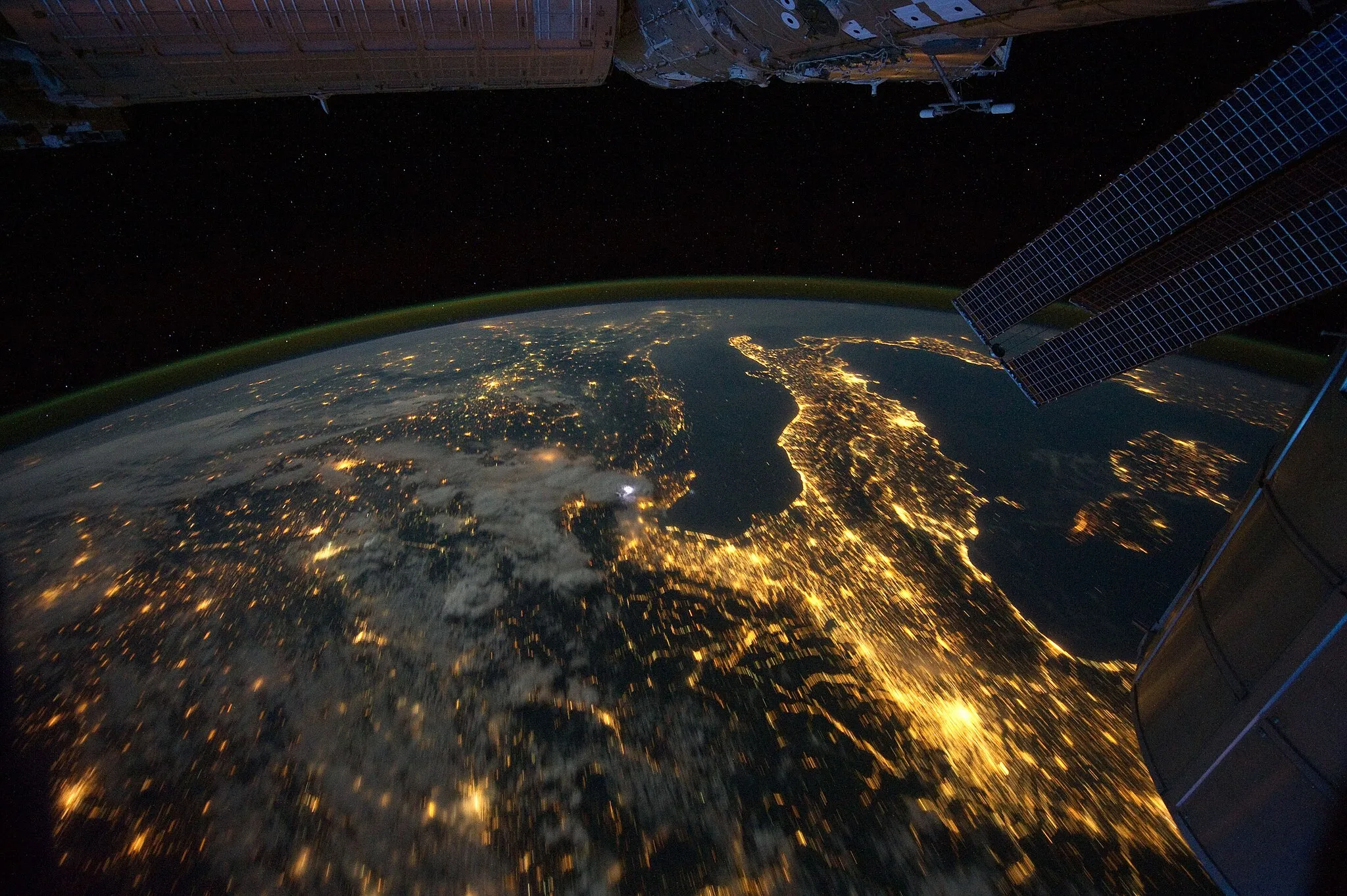 Photo showing: View of Earth taken during ISS Expedition 28.