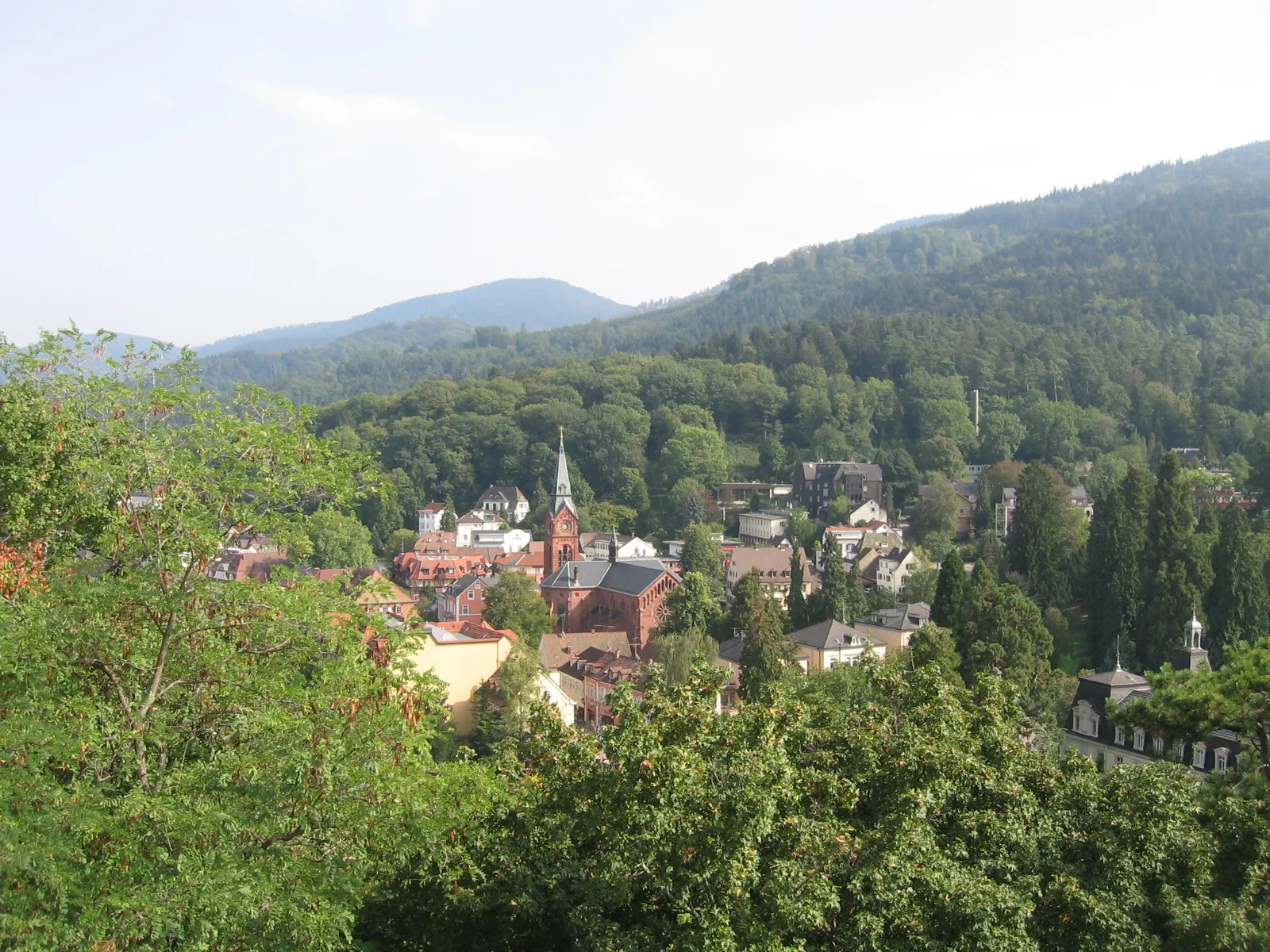 Photo showing: Badenweiler von der Ruine aus mit evangelischer Kirche und Teil des Hotels Römerbad rechts unten, Roadytom, selbstfotografiert,