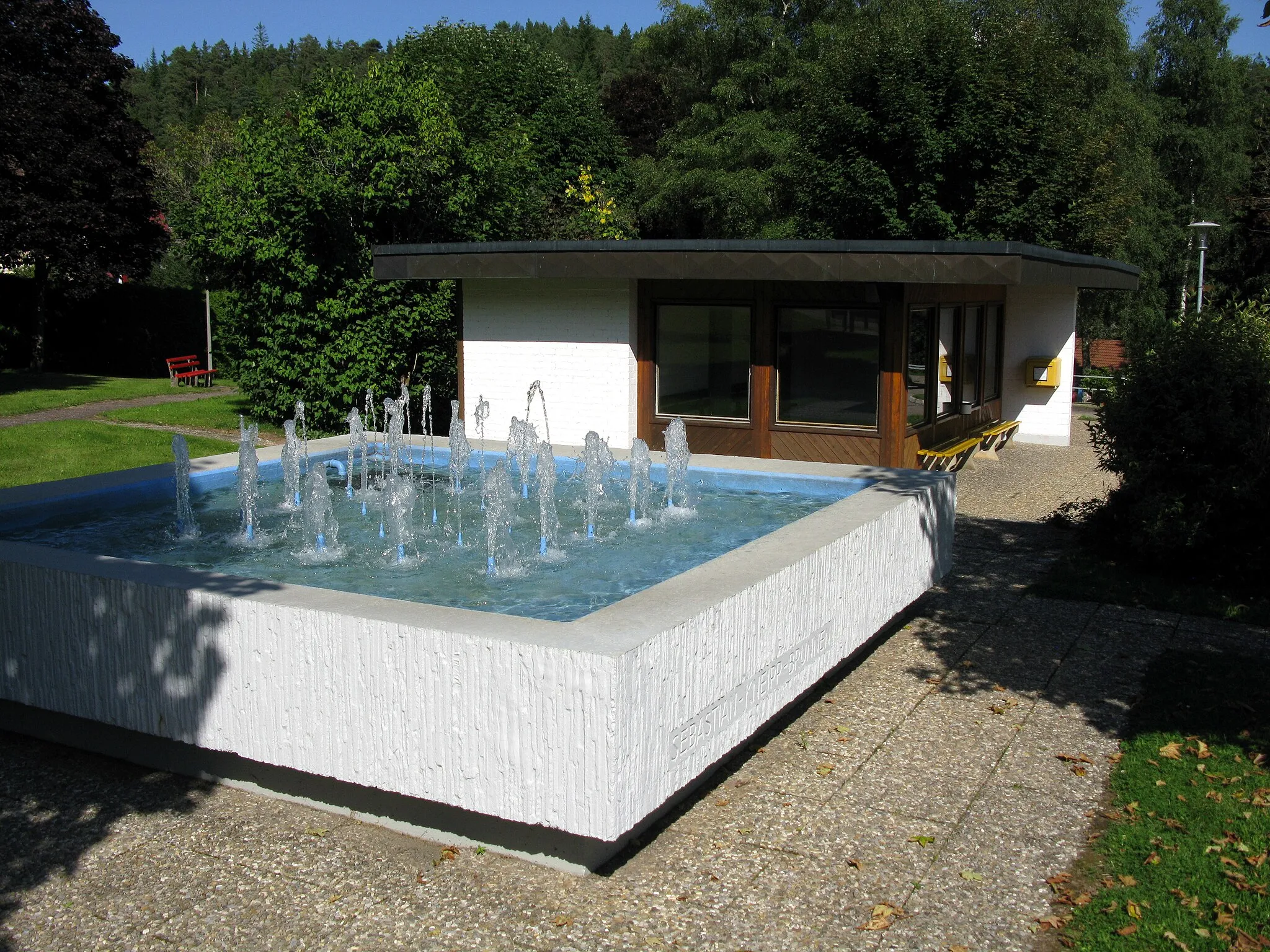 Photo showing: Warte- und Toilettenhäuschen in Friedenweiler mit Sebastian-Kneipp-Brunnen