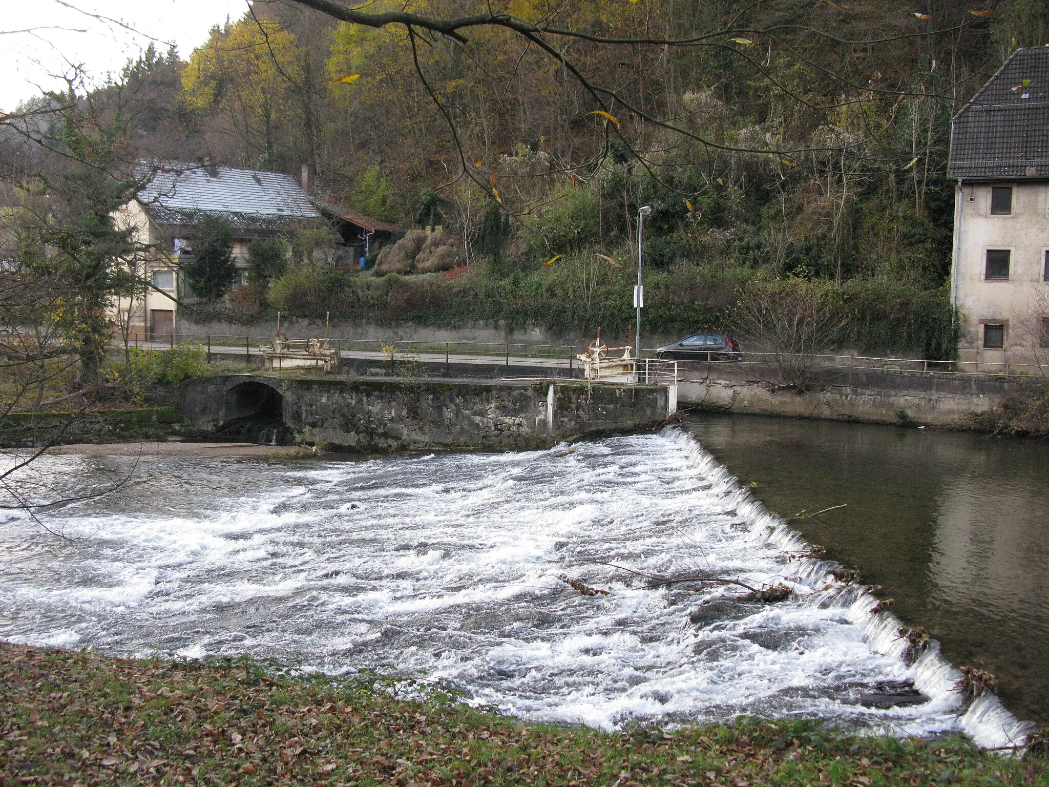 Photo showing: Elzwehr in Gutach mit Ausleitung zur Fabrik Gütermann