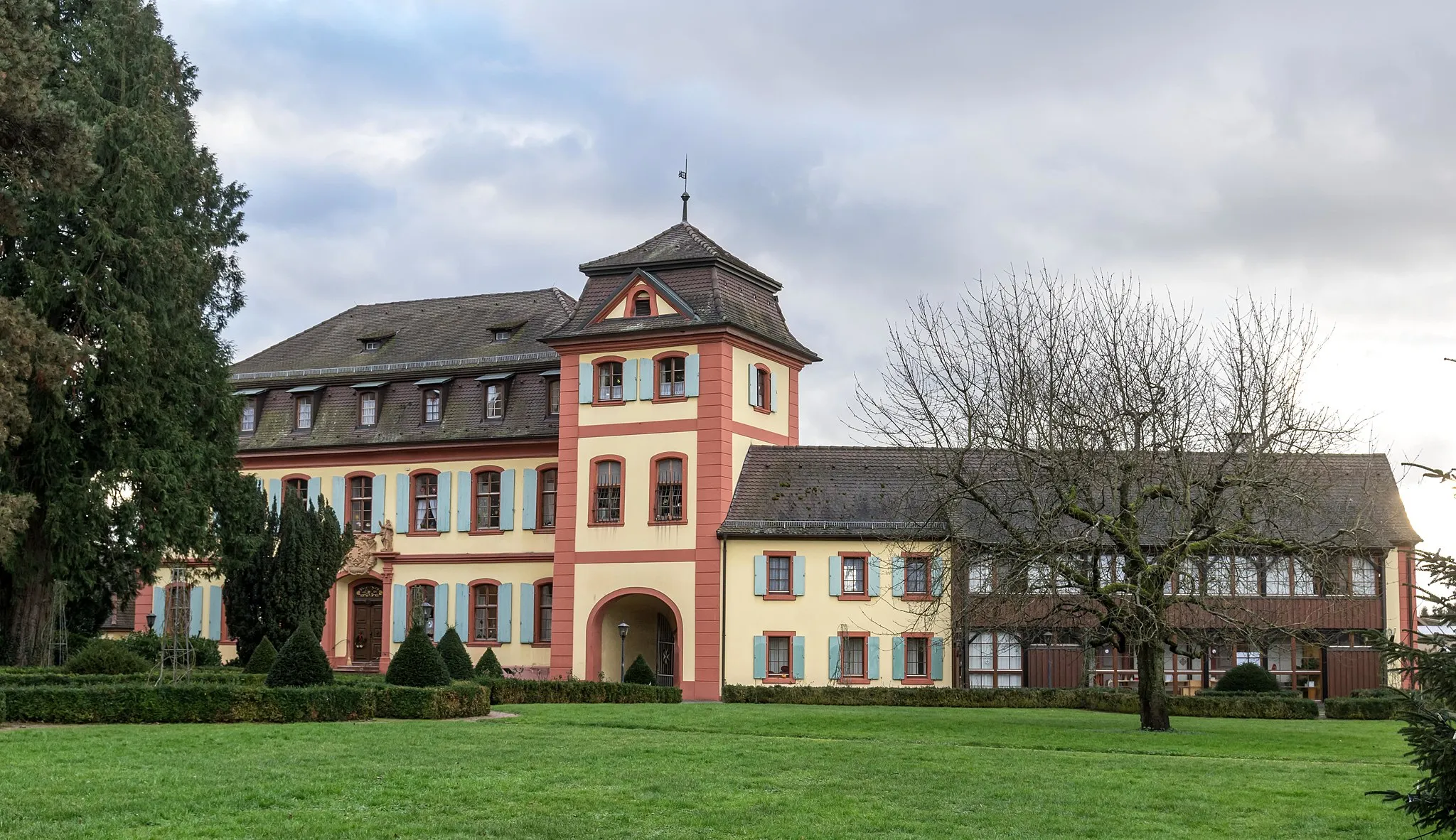 Photo showing: Bilder aus Heitersheim

Das ehemalige Malteserschloss Heitersheim, jetzt im Besitz des Ordens der barmherzigen Schwestern vom Hl. Vinzenz von Paul

Kanzleigebäude mit Torturm