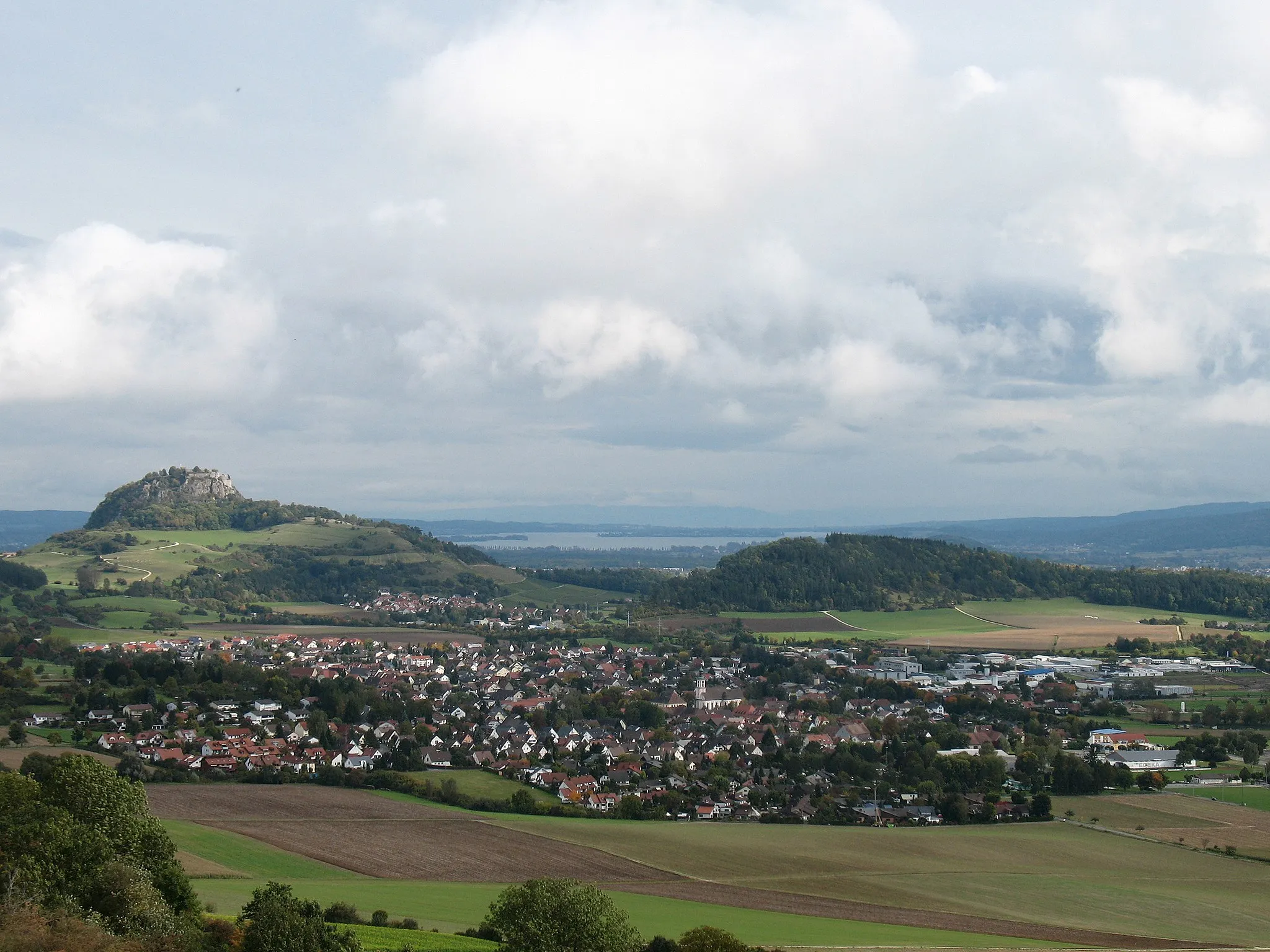 Photo showing: Hilzigen mit Hohentwiel und Bodensee im Hintergrund