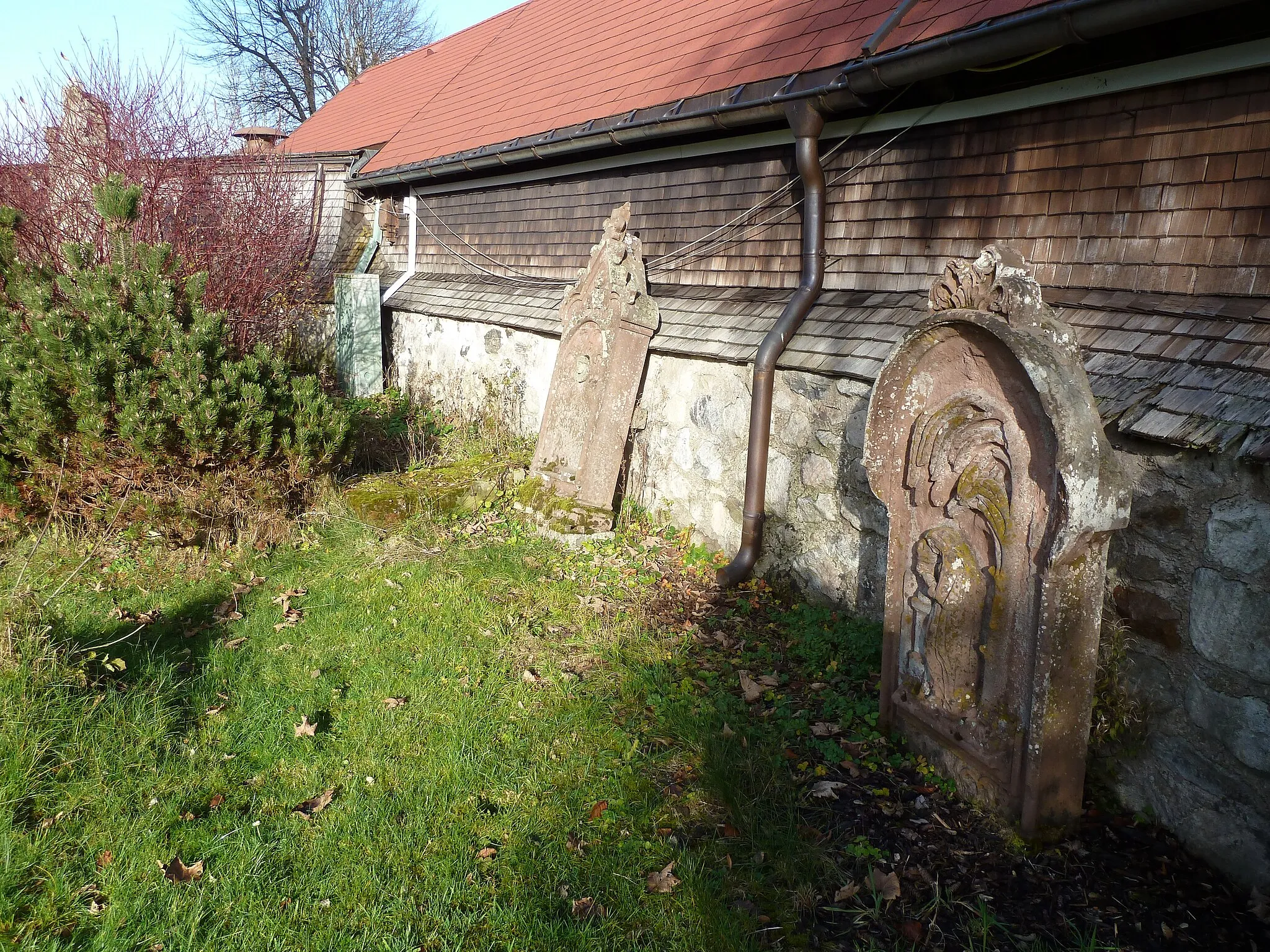 Photo showing: alte Grabsteine hinter der Kirche in Hinterzarten