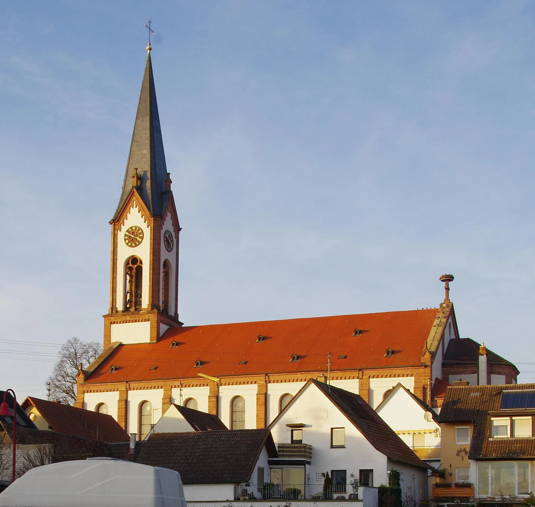 Photo showing: Blick von der Schulstraße auf die Ihringer Kirche