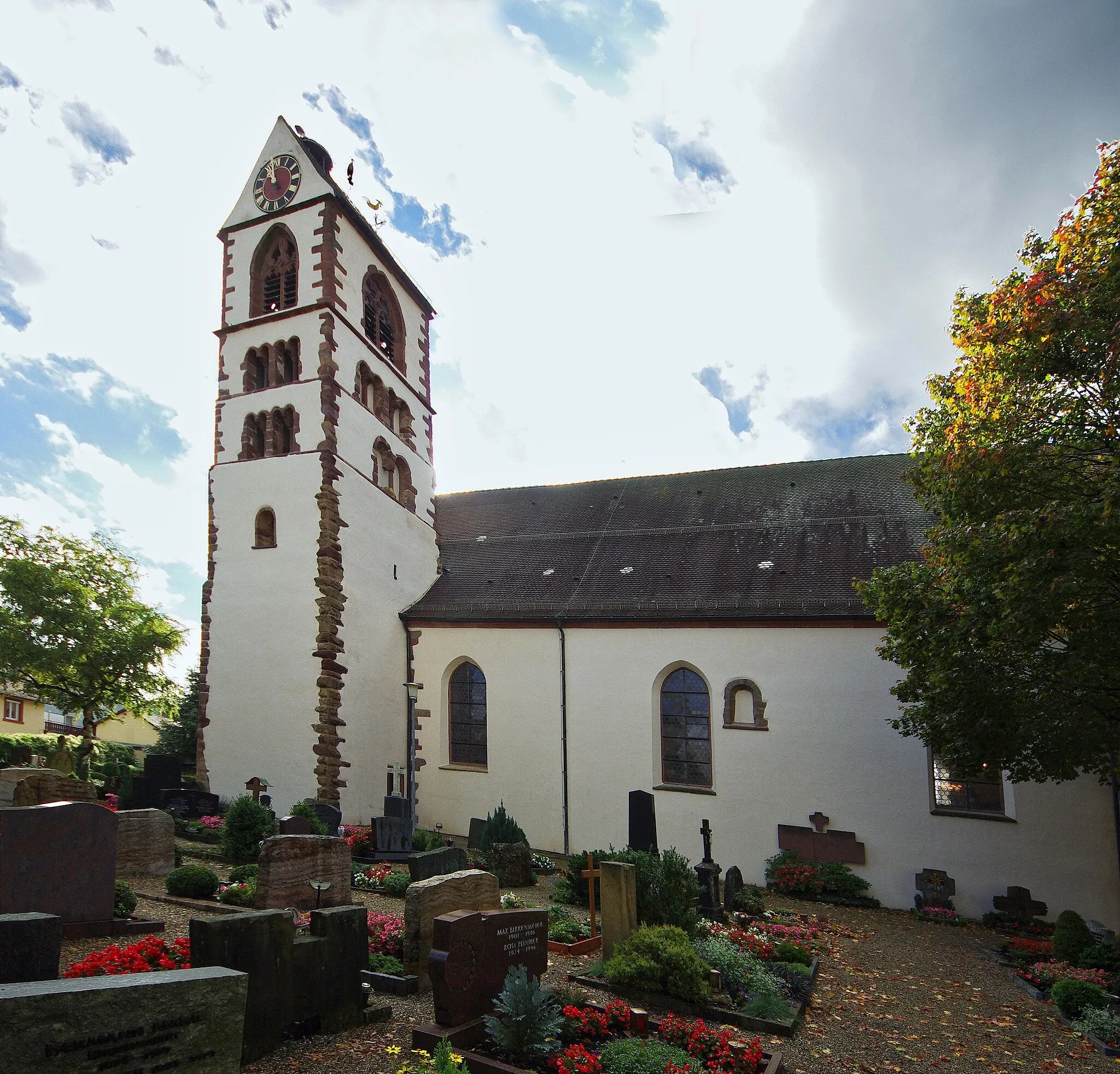 Photo showing: Blick von Norden auf die St. Gallus Kirche in Kirchzarten. Zu sehen ist auch das romanische Fenster