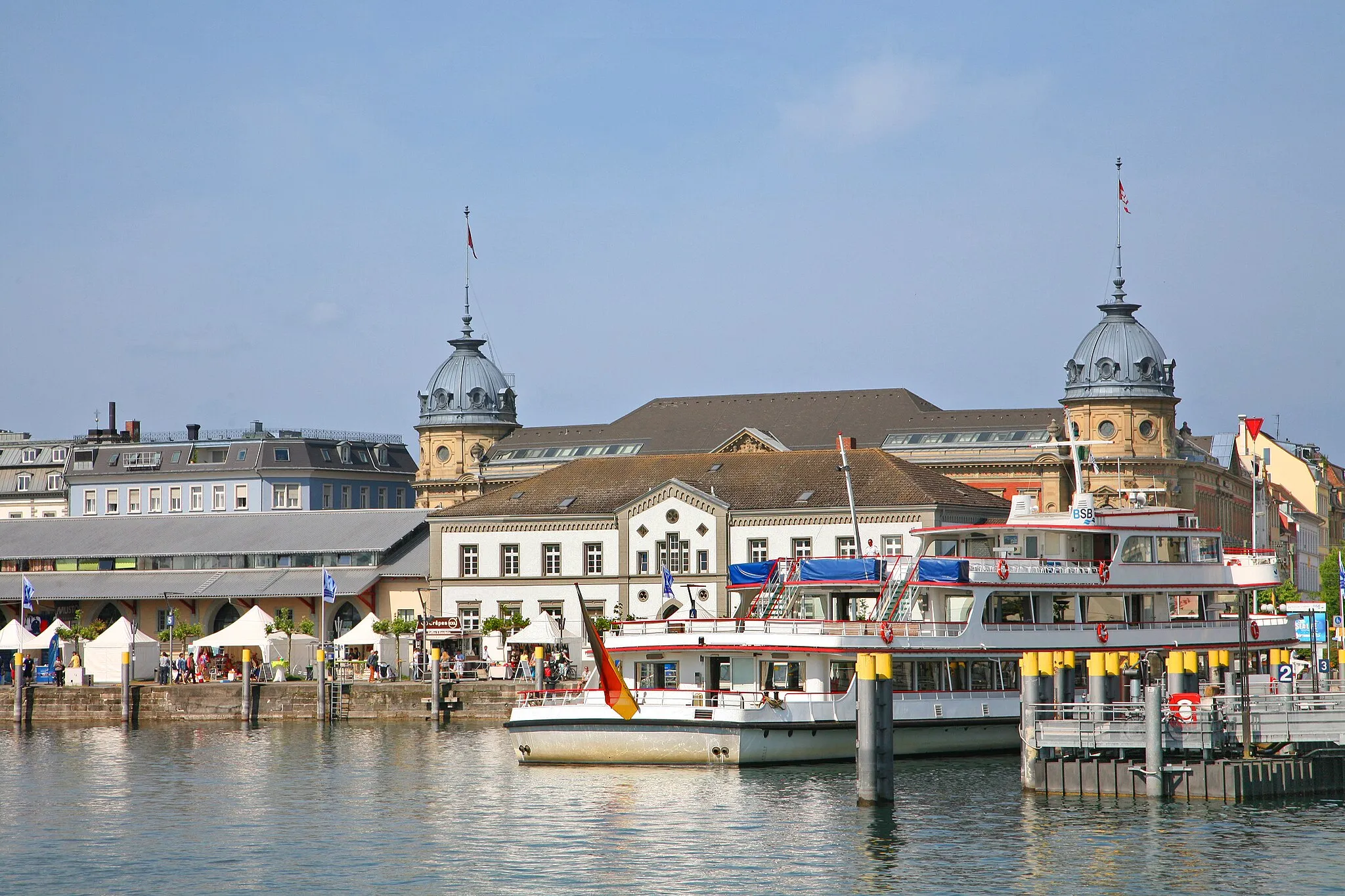 Photo showing: View from the port of Constance. In the foreground the distinctive corner towers at the "Marktstatte".