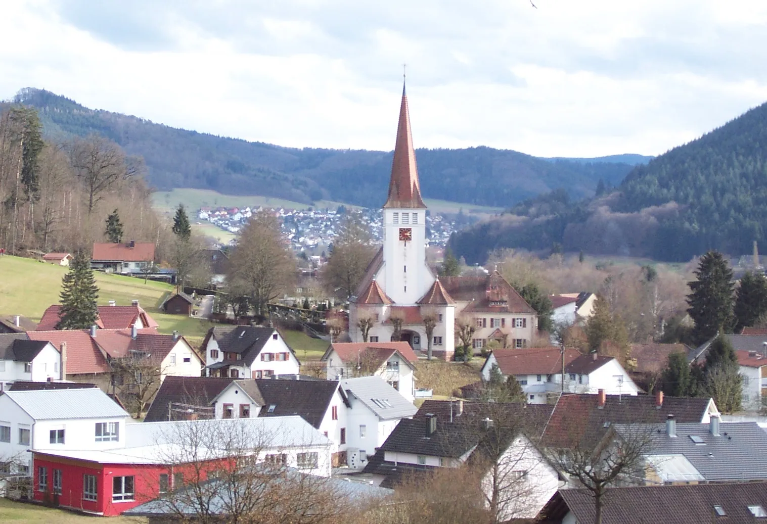 Photo showing: Ansicht des Lahrer Stadtteils Kuhbach mit Pfarrkirche "Mariä Heimsuchung", aufgenommen im Frühjahr 2010.