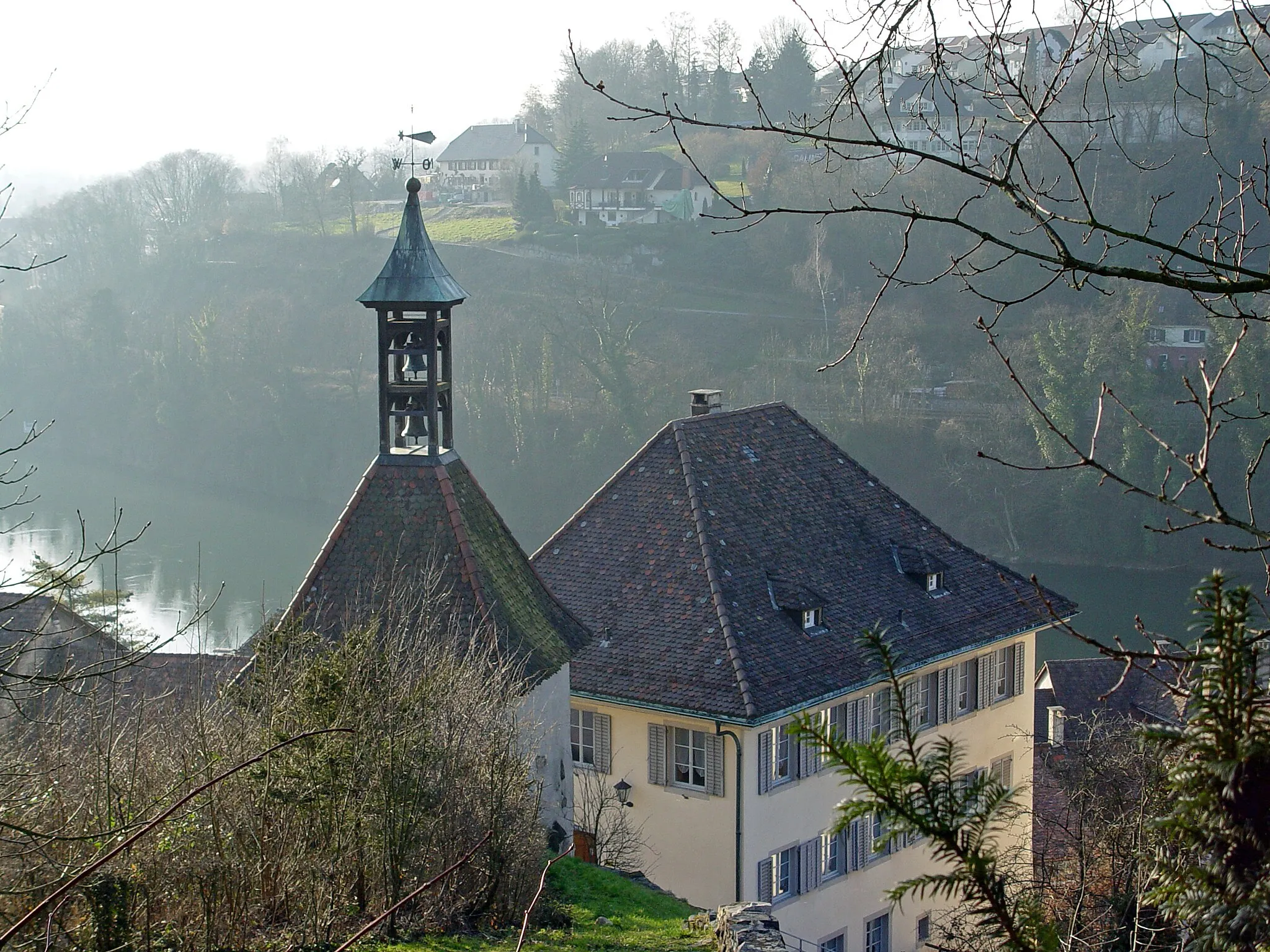 Photo showing: Diese Totenglocke in der Kapelle vor dem Standesamt in Laufenburg ist heute noch im Betrieb. Auf dem Bild ist sowohl die Kapelle als auch das Zivilstandesamtgebäude zu sehen. Mittels eines unten angebrachten Seils verkündet man Todesfälle in Laufenburg.