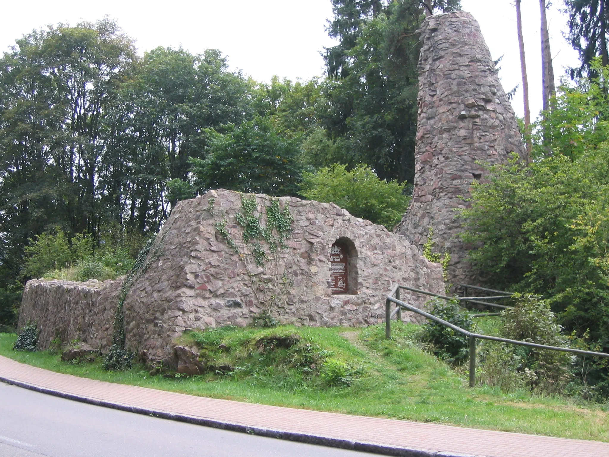 Photo showing: Ruine der Burg Alt-Urach in Lenzkirch]]