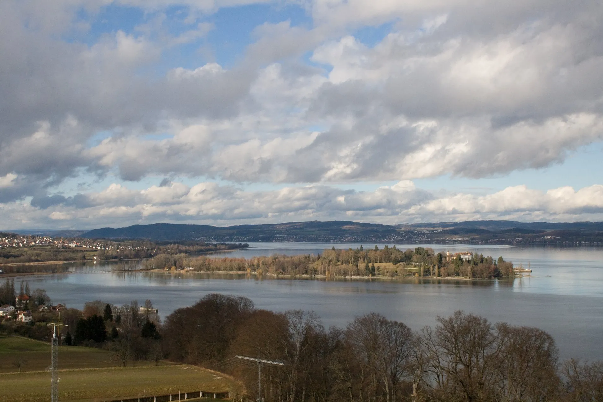 Photo showing: Aufnahme der Insel Mainau im Bodensee im Winter.
Vorne links sind ein paar Häuser des Ortes "Egg" zu sehen, hinten links im Bild ist der

Ort "Litzelstetten" zu sehen.