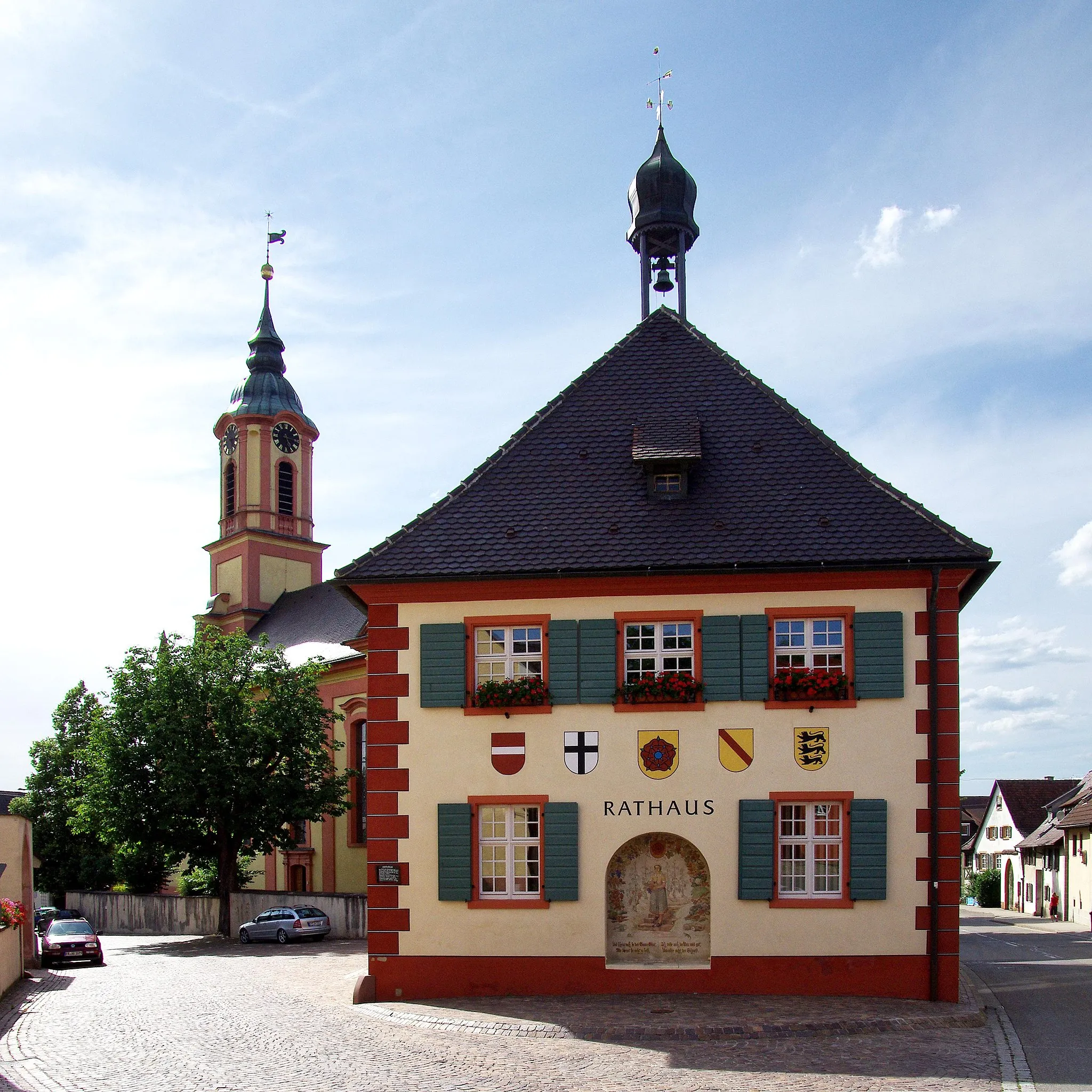 Photo showing: Rathaus Merdingen mit St. Remigius im Hintergrund