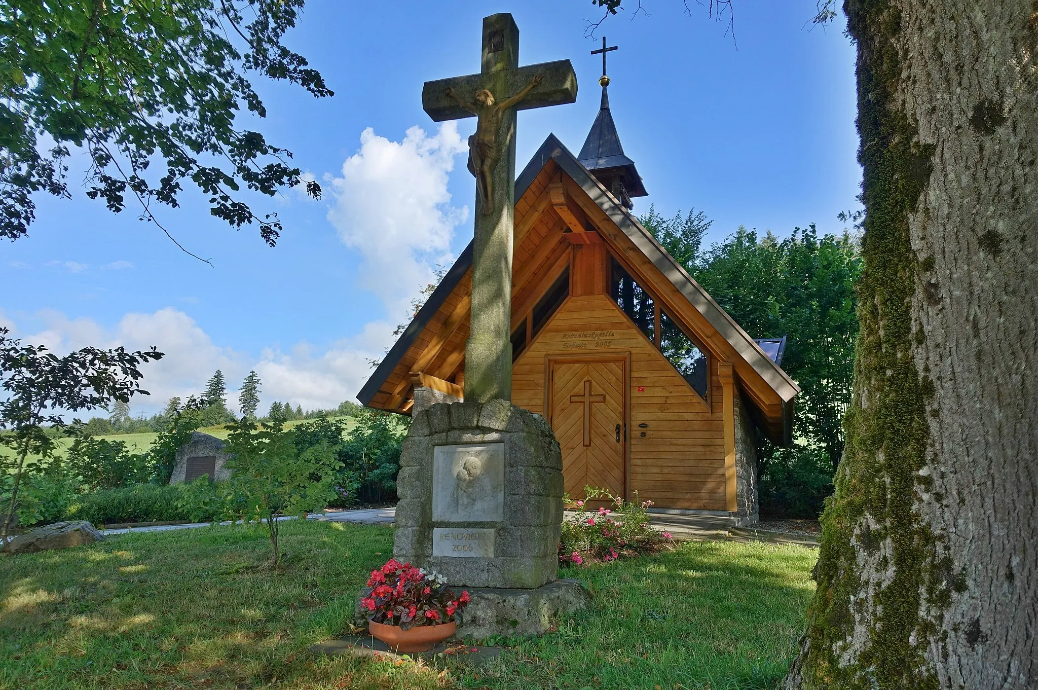 Photo showing: Die Antoniuskapelle wurde 2005 neu erbaut. Vor 1845 stand hier ein Wirtschaftsgebäude mit Kapelle, die infolge von Baufälligkeit abgerissen wurde.