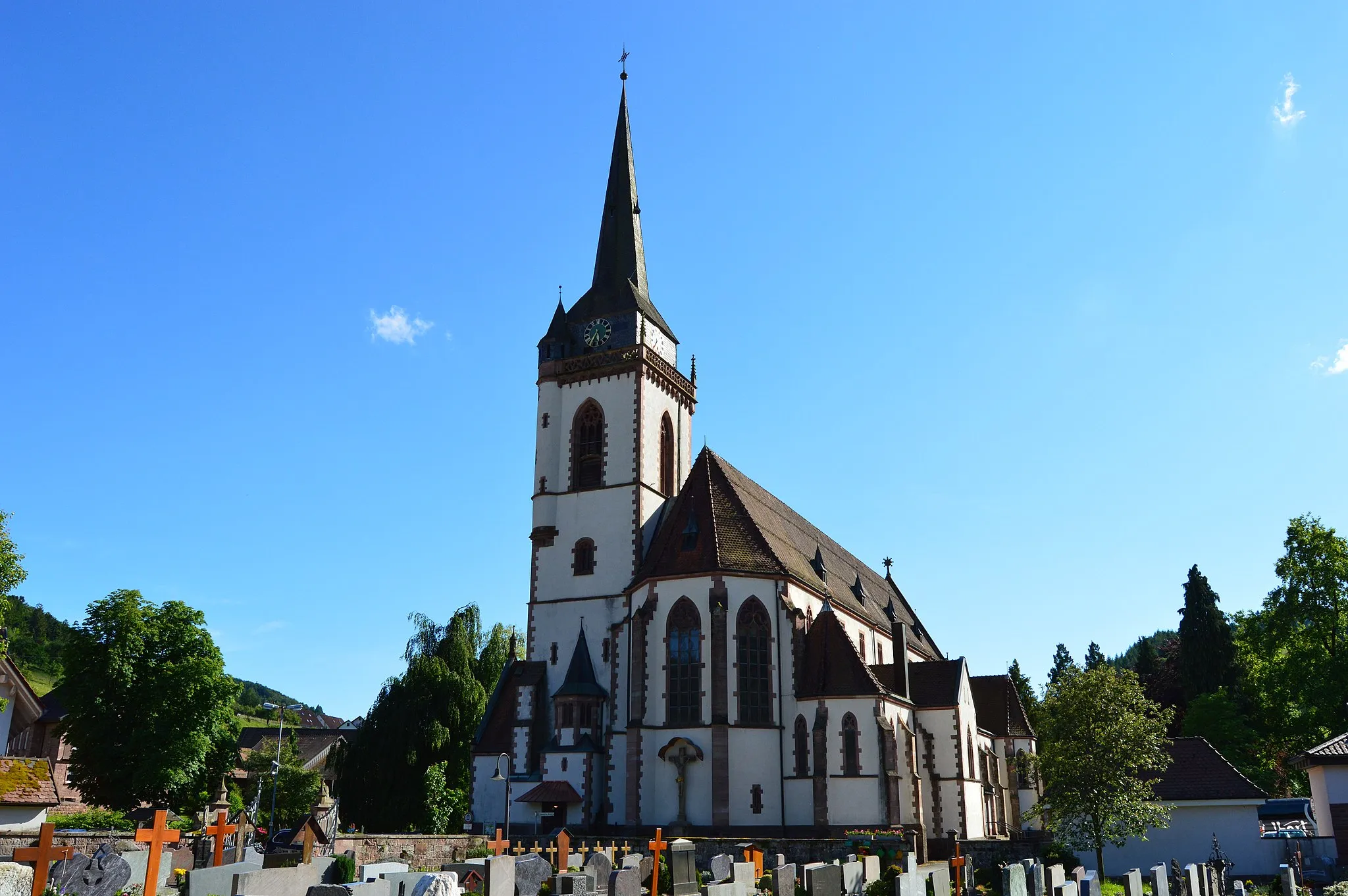 Photo showing: Die Pfarrkirche St. Ulrich von der hinteren Friedhofseite
